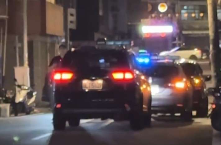 不滿排氣管太大聲!中壢2男竟持刀追人 遭警方帶回 1745725169100 0