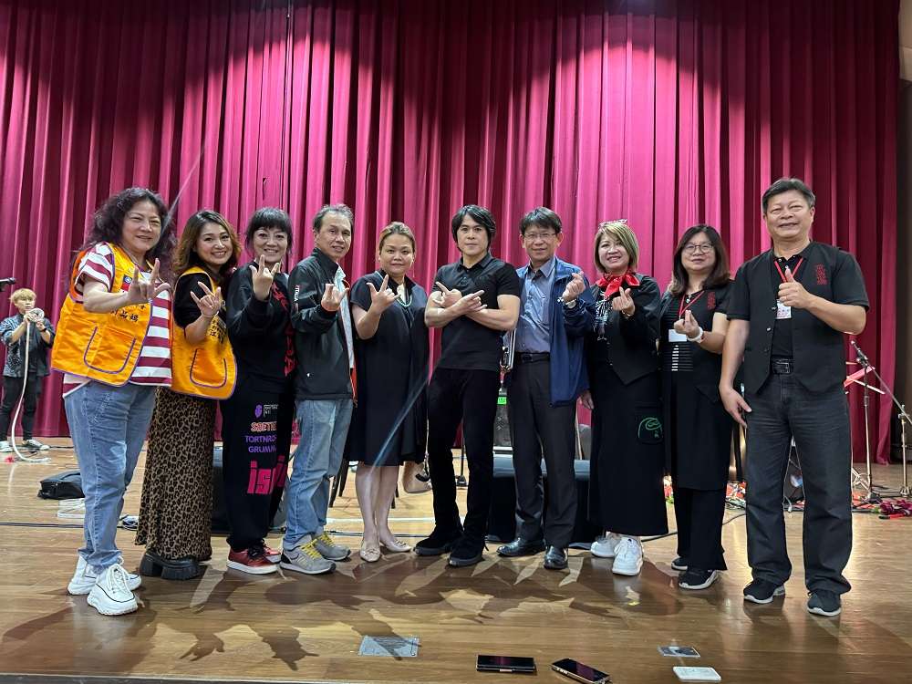 南崁高中邀玫瑰墓樂團演講 學生重新思索人生價值 2.蘇世揚醫師與與會貴賓合影 0