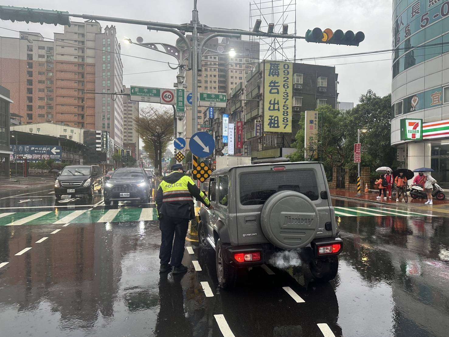 桃園自小客雨天自撞分隔島 疑未注意路況釀禍 2113322 0
