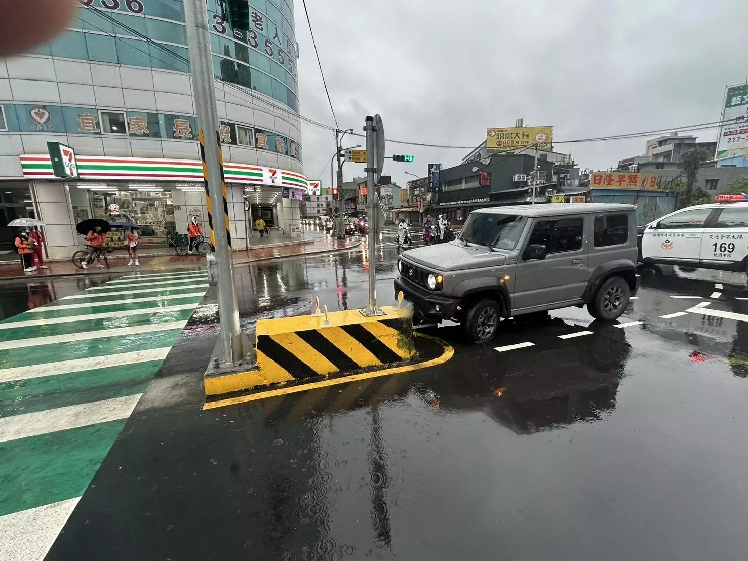 桃園自小客雨天自撞分隔島 疑未注意路況釀禍 桃園自小客雨天自撞分隔島 疑未注意路況釀禍
