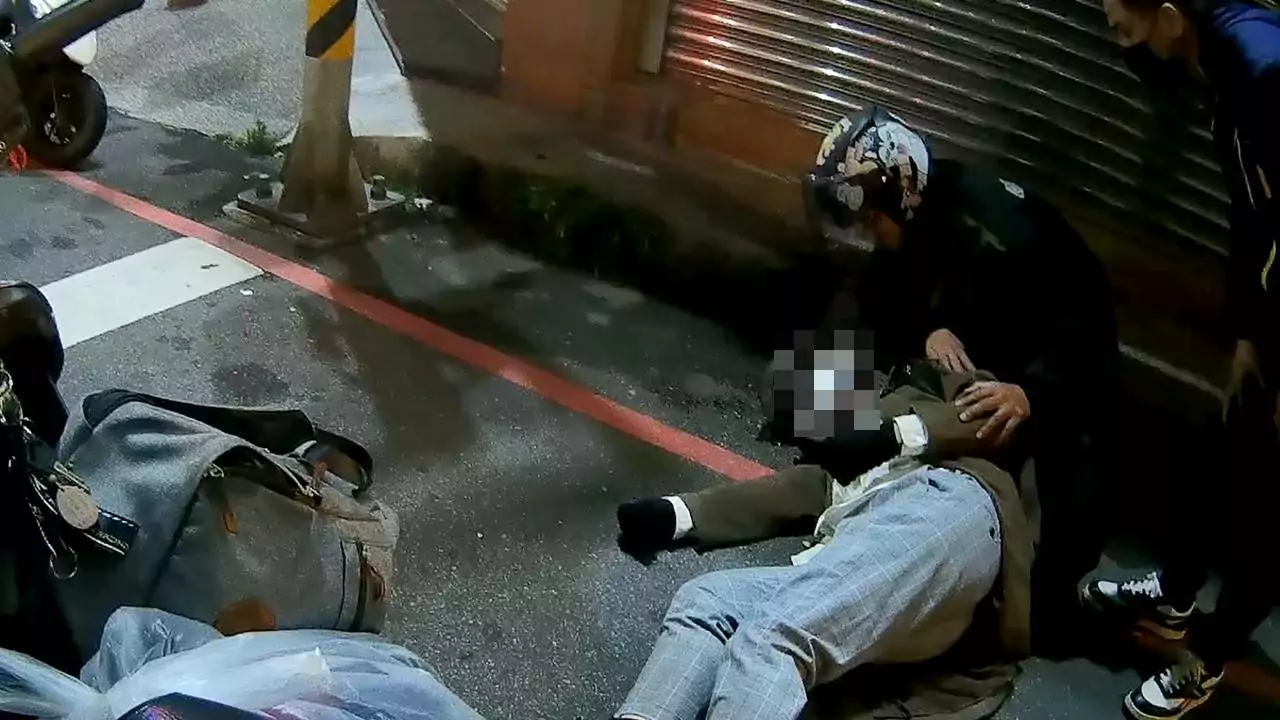 騎士停等紅燈突倒地抽搐 警民合力救援助脫險 2120950 0