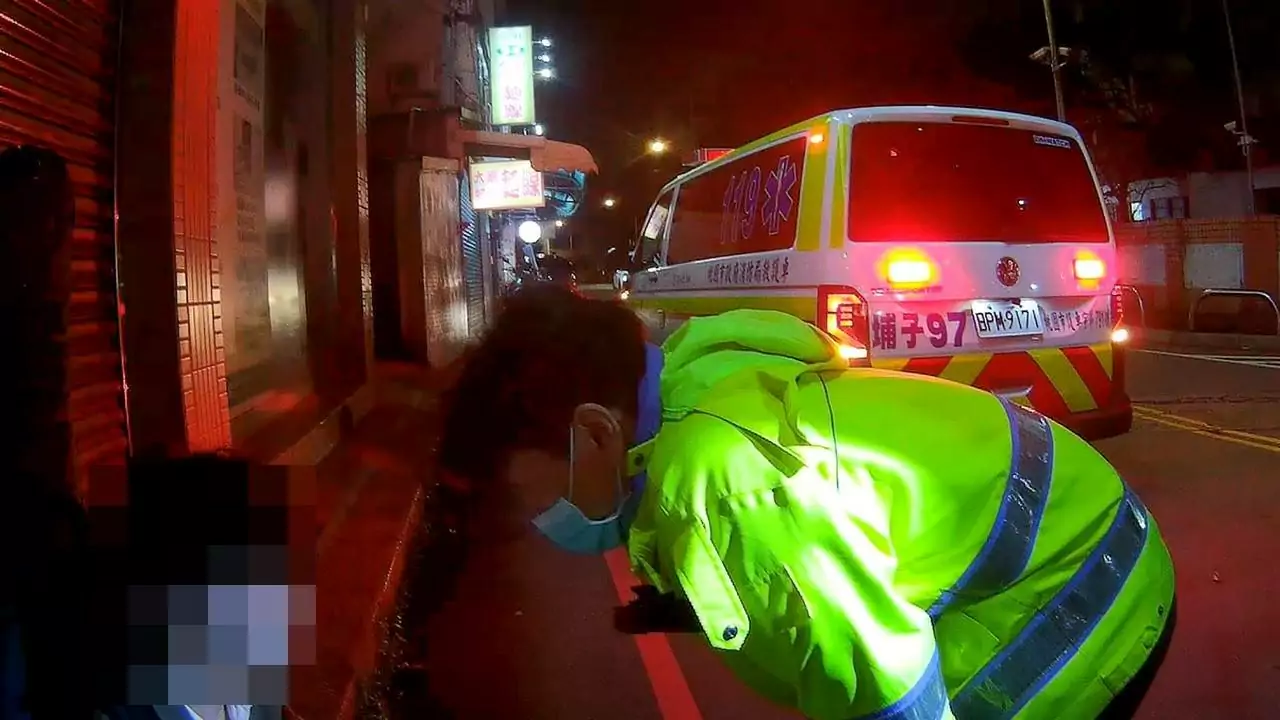 騎士停等紅燈突倒地抽搐 警民合力救援助脫險 2120952 0