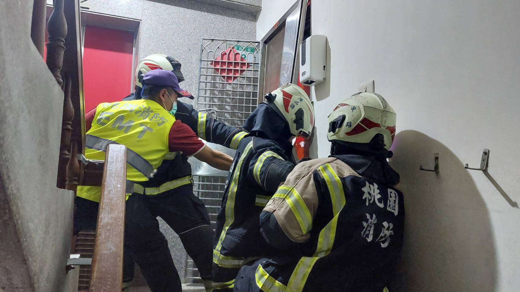 桃園男子與家人衝突持刀反鎖屋內 警消破門化解危機 2122349 0