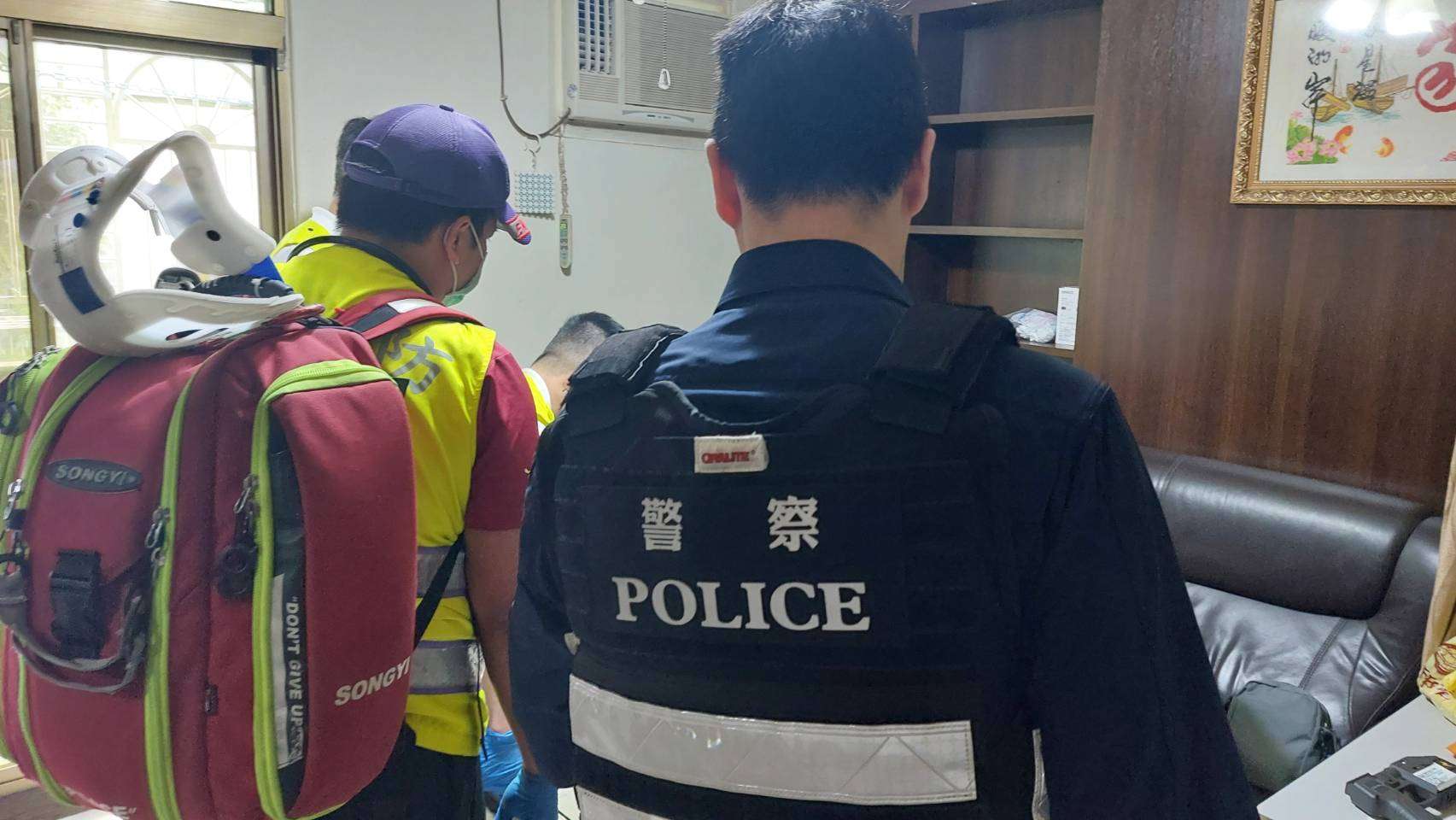 桃園男子與家人衝突持刀反鎖屋內 警消破門化解危機 2122350 0