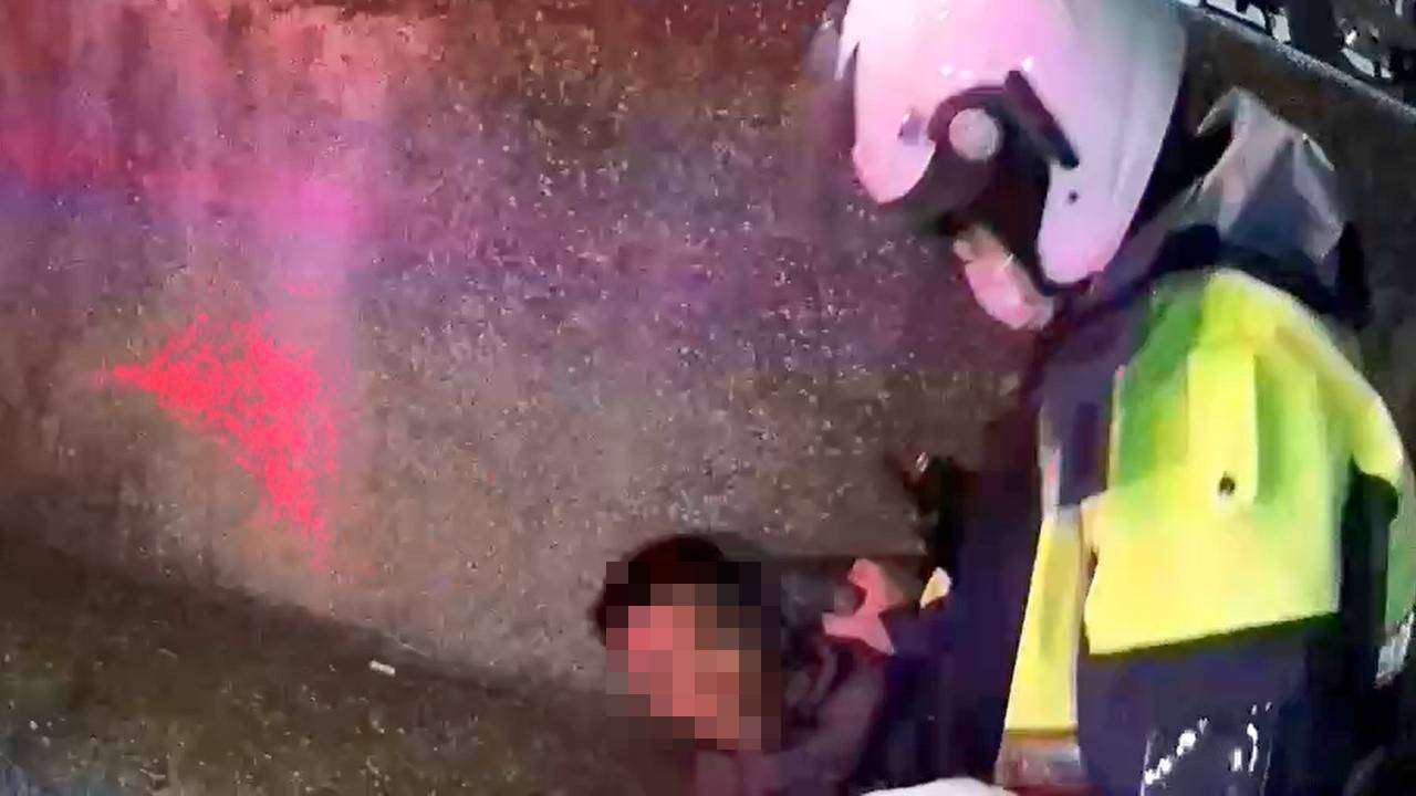 【有片】民眾遛狗巧遇警匪追逐「飆車」神助攻逮失聯移工 2128274 0