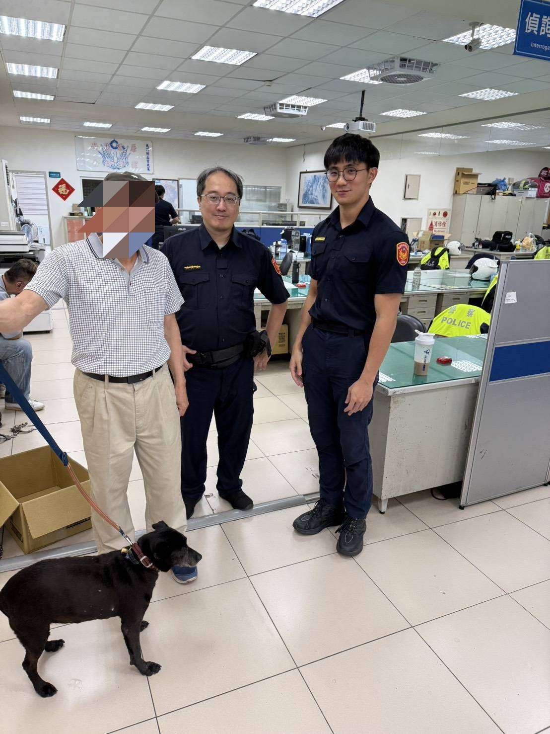 狗狗聽聞雷聲驚逃誤闖診所 桃警暖心安撫助尋回飼主 2138187 0