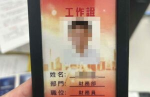 【有片】詐團車手約面交專心數錢 桃警埋伏當場逮住他