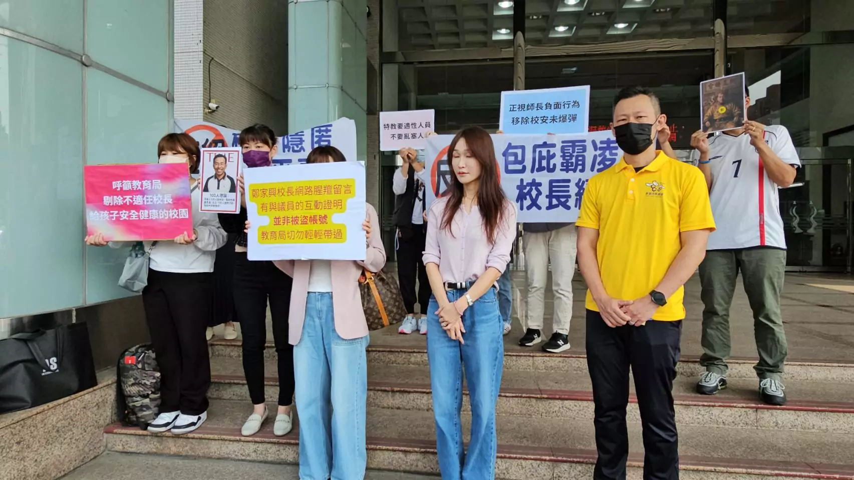 老師課堂亮美工刀嚇壞學生 家長市府前陳情批校長包庇 老師課堂亮美工刀嚇壞學生 家長市府前陳情批校長包庇