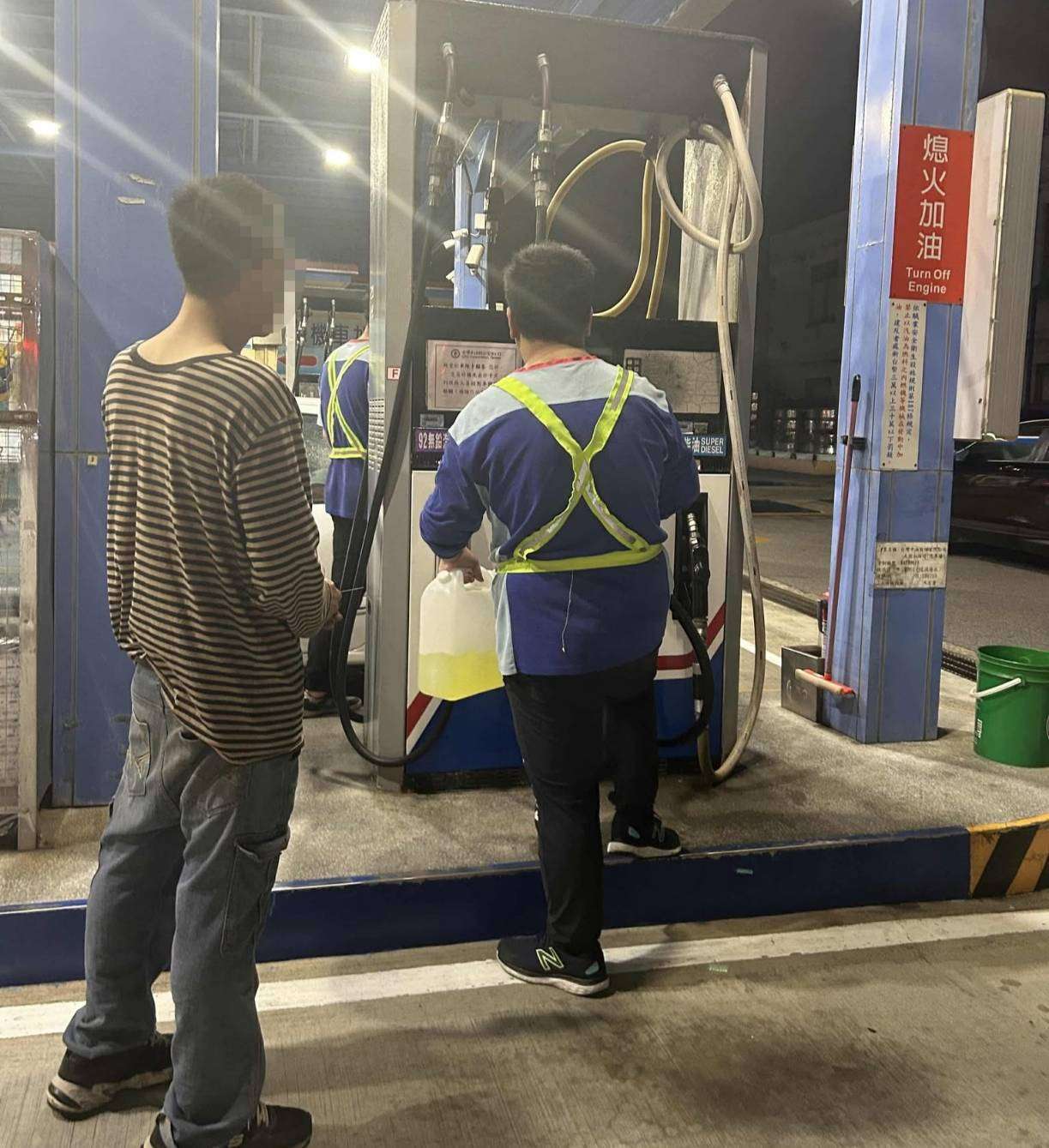 汽車因1事卡停車場出入口動彈不得 大園警神救援