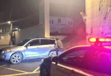 汽車因1事卡停車場出入口動彈不得 大園警神救援