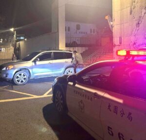 汽車因1事卡停車場出入口動彈不得 大園警神救援