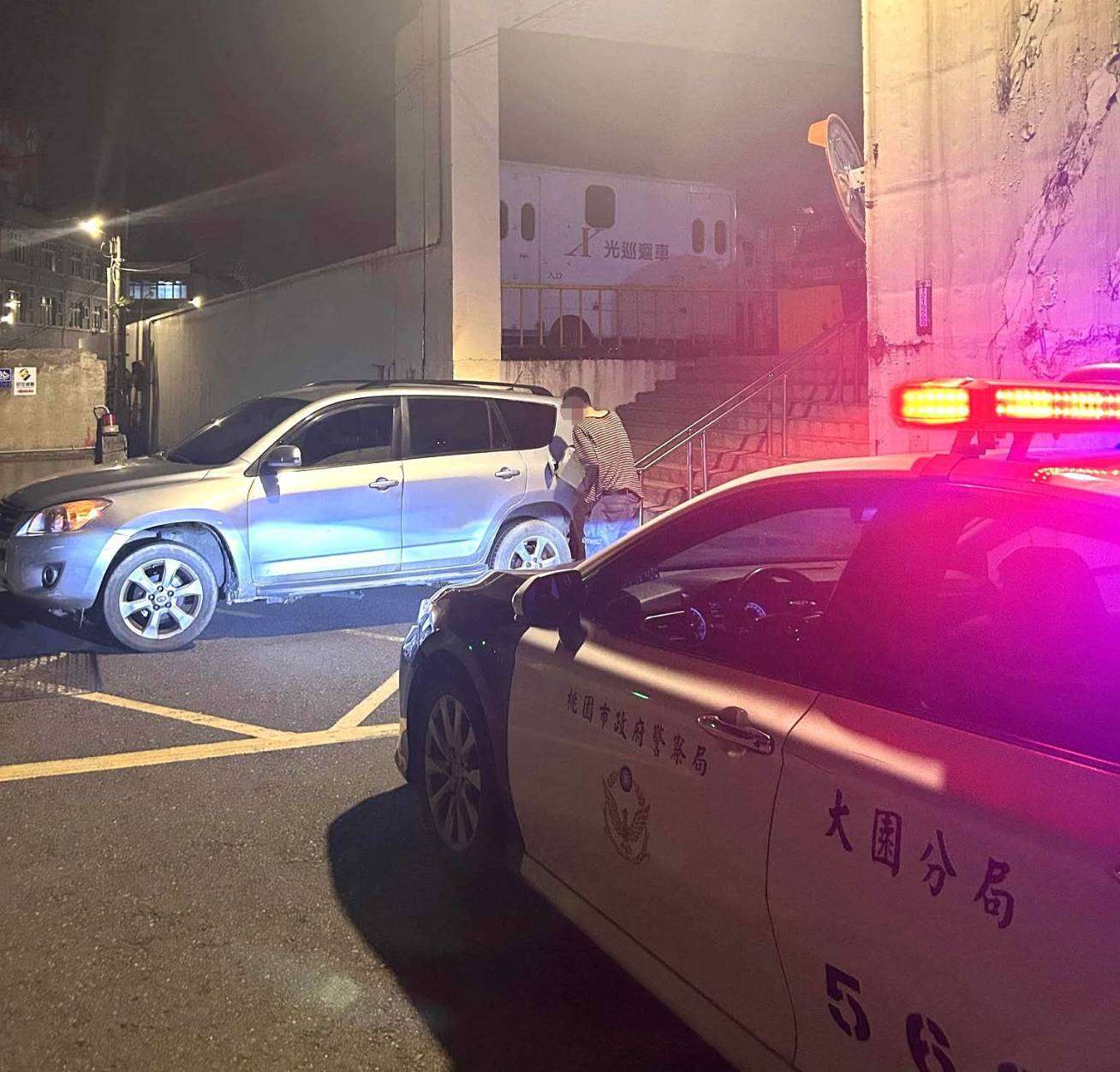 汽車因1事卡停車場出入口動彈不得 大園警神救援 341639 0