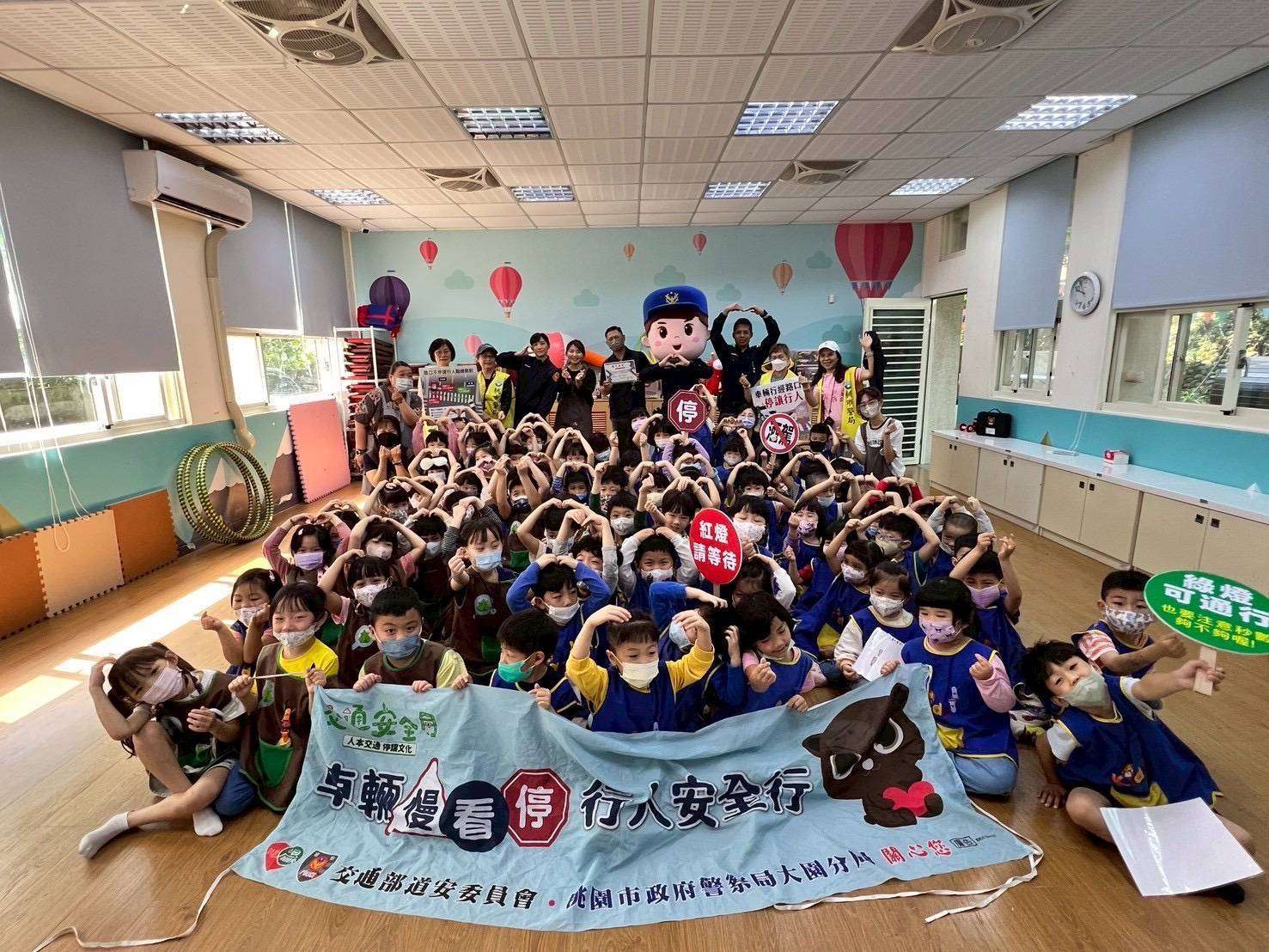 大園警攜手幼兒園舉辦交安宣導 學童:長大也想當警察! 341904 0