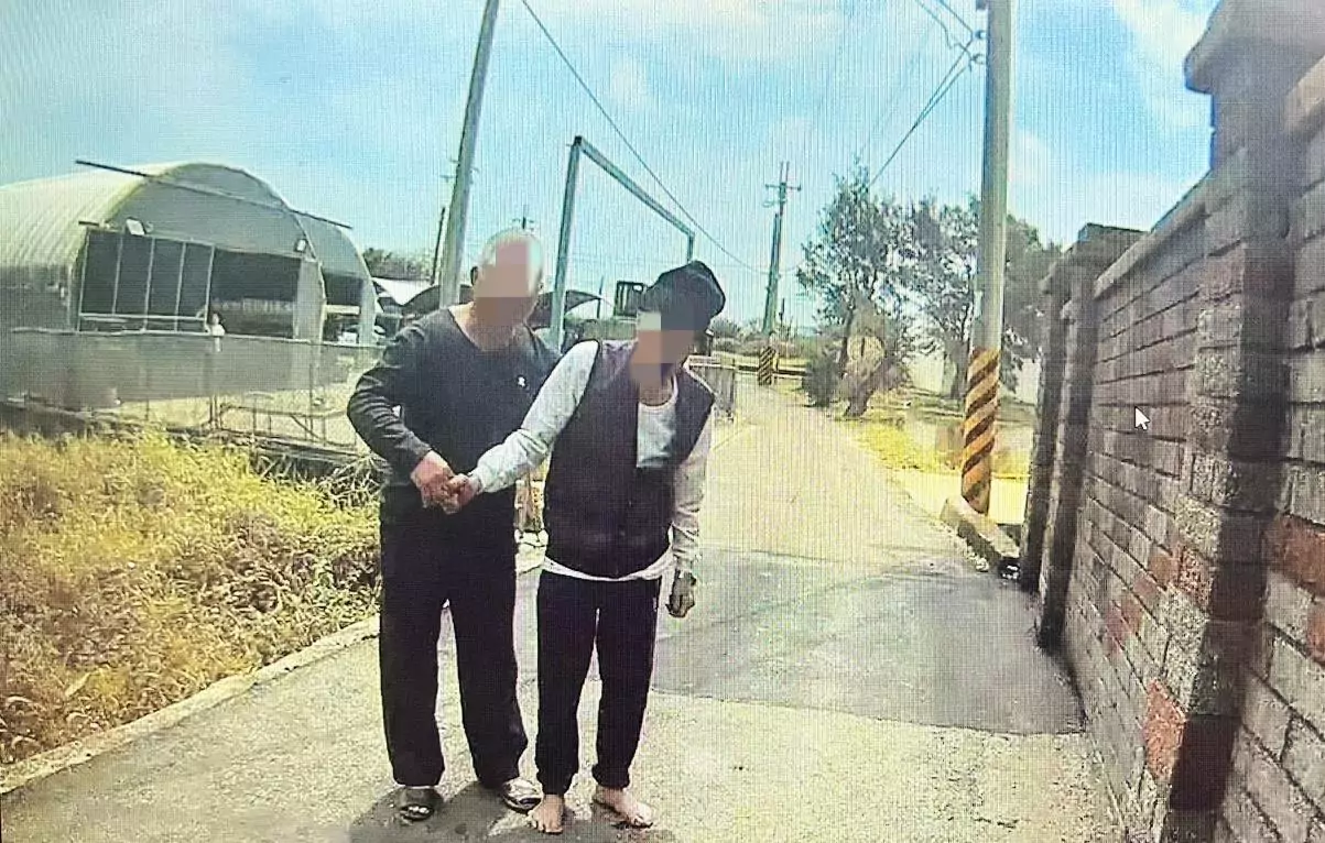 8旬翁路上徘徊「滿手都是血」 大園警民合力伸援 8旬翁路上徘徊「滿手都是血」 大園警民合力伸援