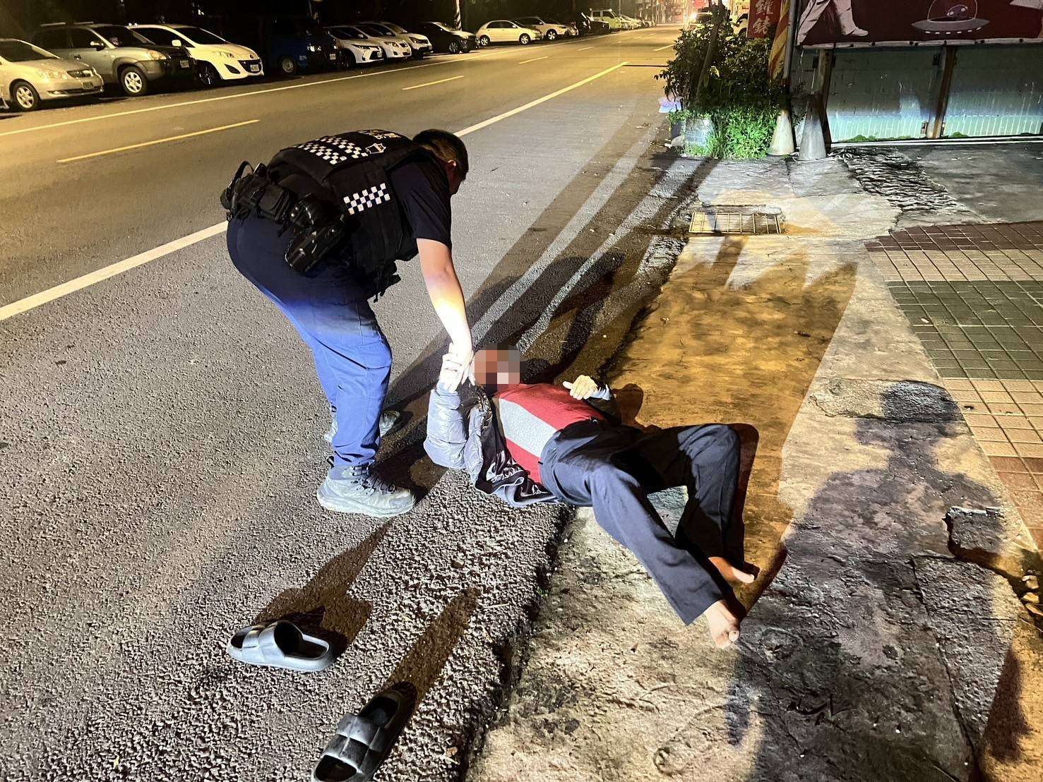 7旬翁倒臥路邊狂冒冷汗 大園警即刻救援 345579 0