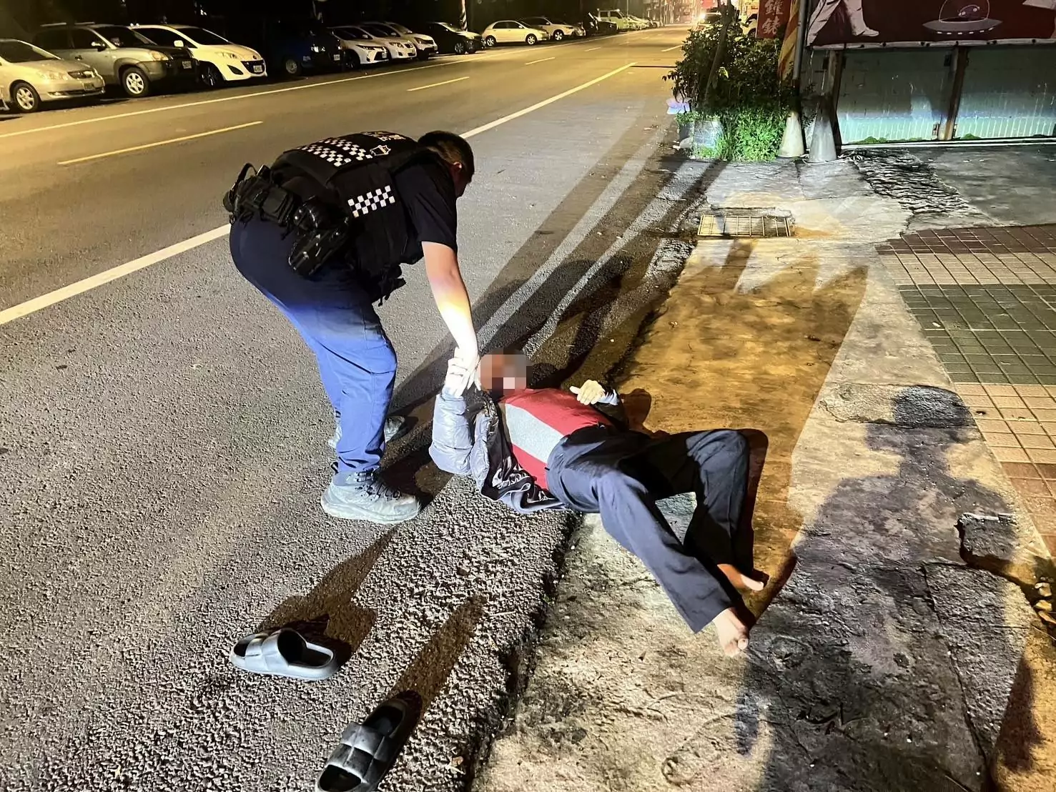 7旬翁倒臥路邊狂冒冷汗 大園警即刻救援 7旬翁倒臥路邊狂冒冷汗 大園警即刻救援