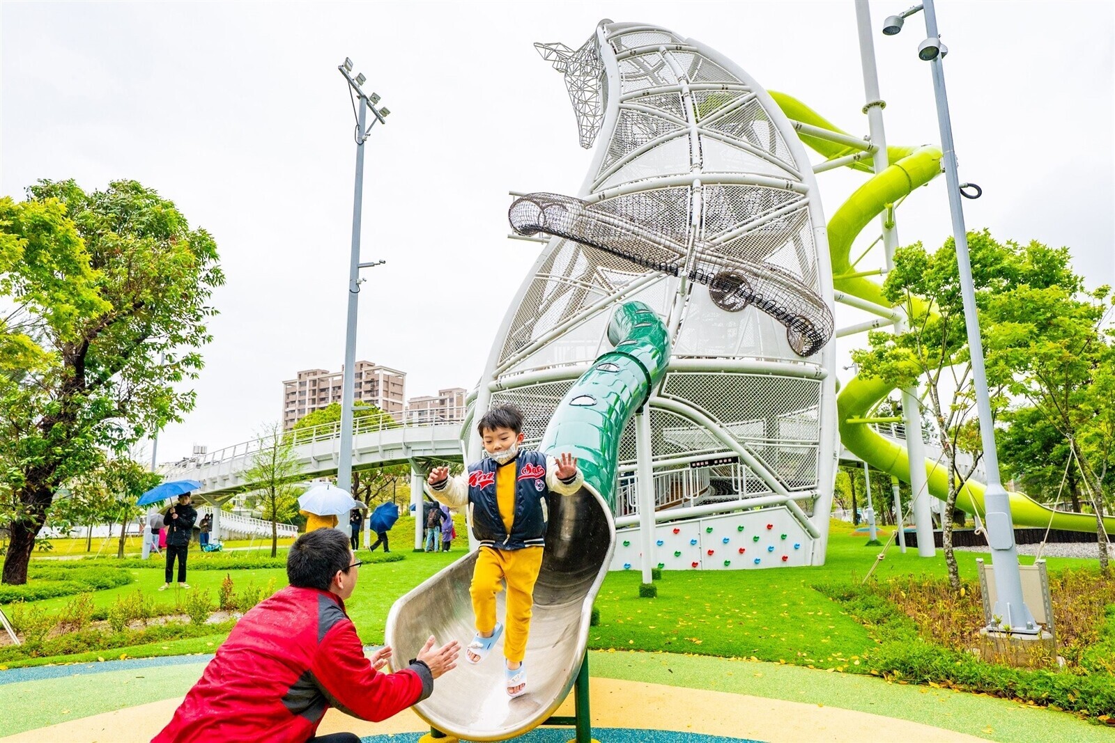 全桃園最高溜滑梯!八德楓樹腳公園啟用 張善政宣布第二批特色公園整建計畫