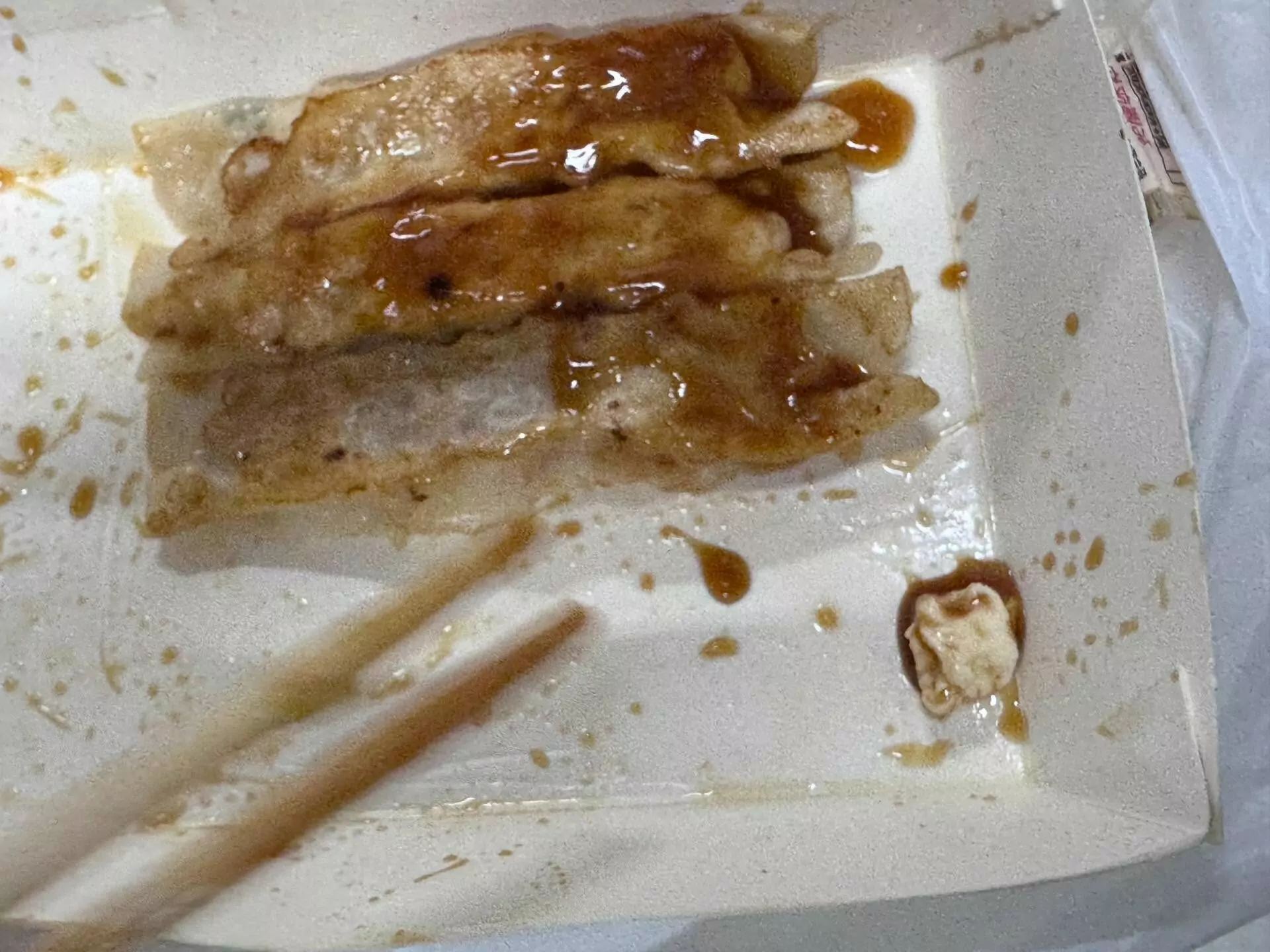 噁!鍋貼快吃完驚見咬過口香糖 店家竟硬拗「是雞肉」 噁!鍋貼快吃完驚見咬過口香糖 店家竟硬拗「是雞肉」