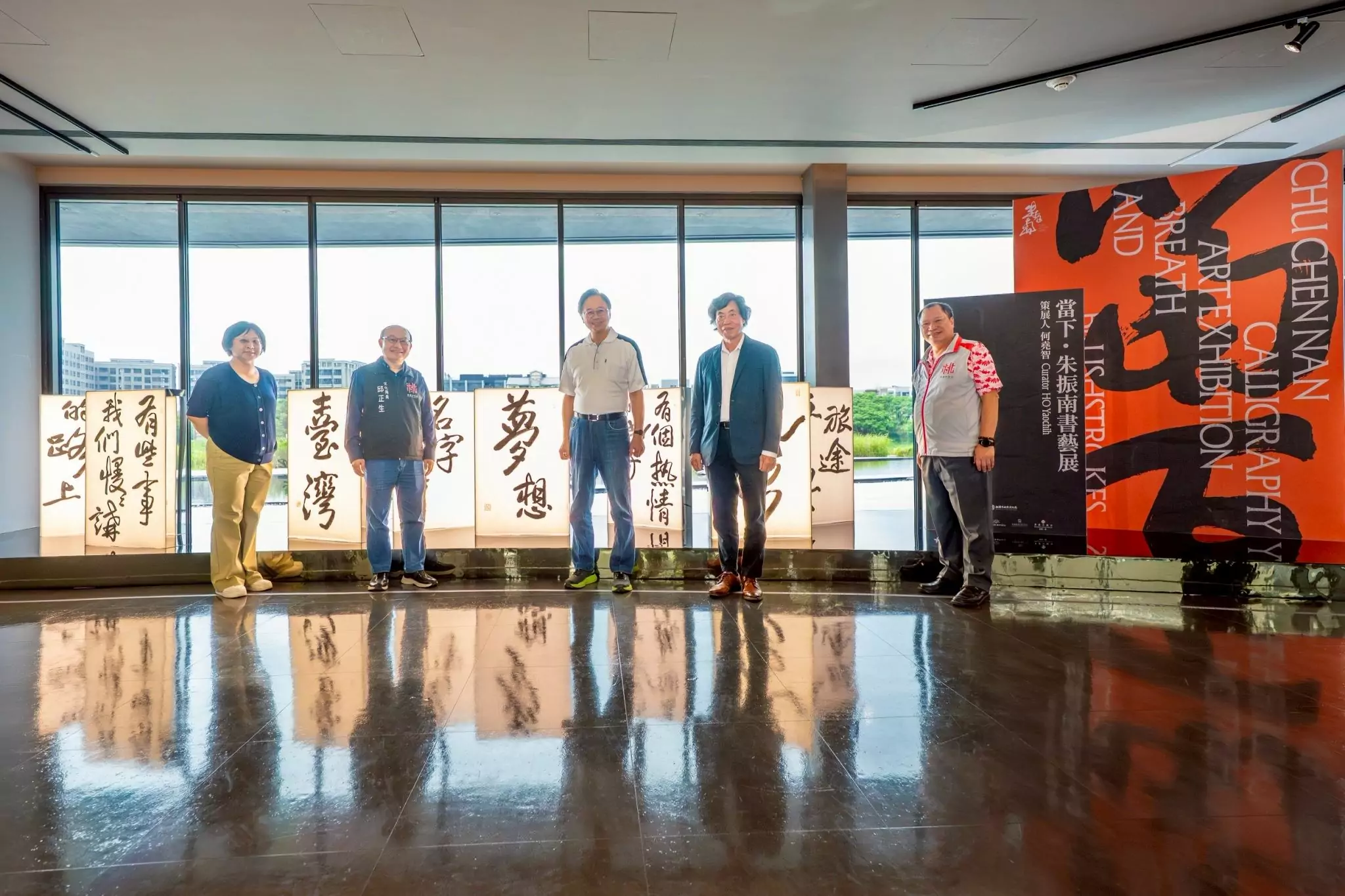 朱振南書藝展亮相桃園 張善政:藝術手法令人嘆為觀止 朱振南書藝展亮相桃園 張善政:藝術手法令人嘆為觀止