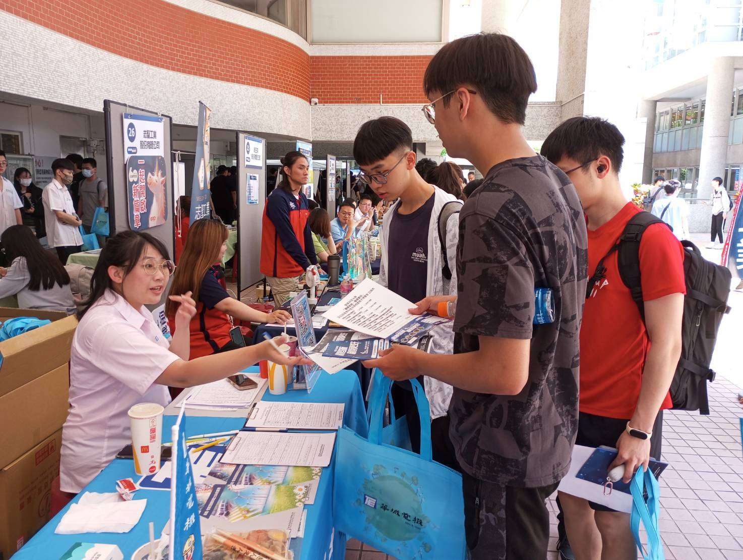龍華科大校園徵才博覽會盛大登場 59企業釋出逾2200職缺搶人才 545gwrweq 1
