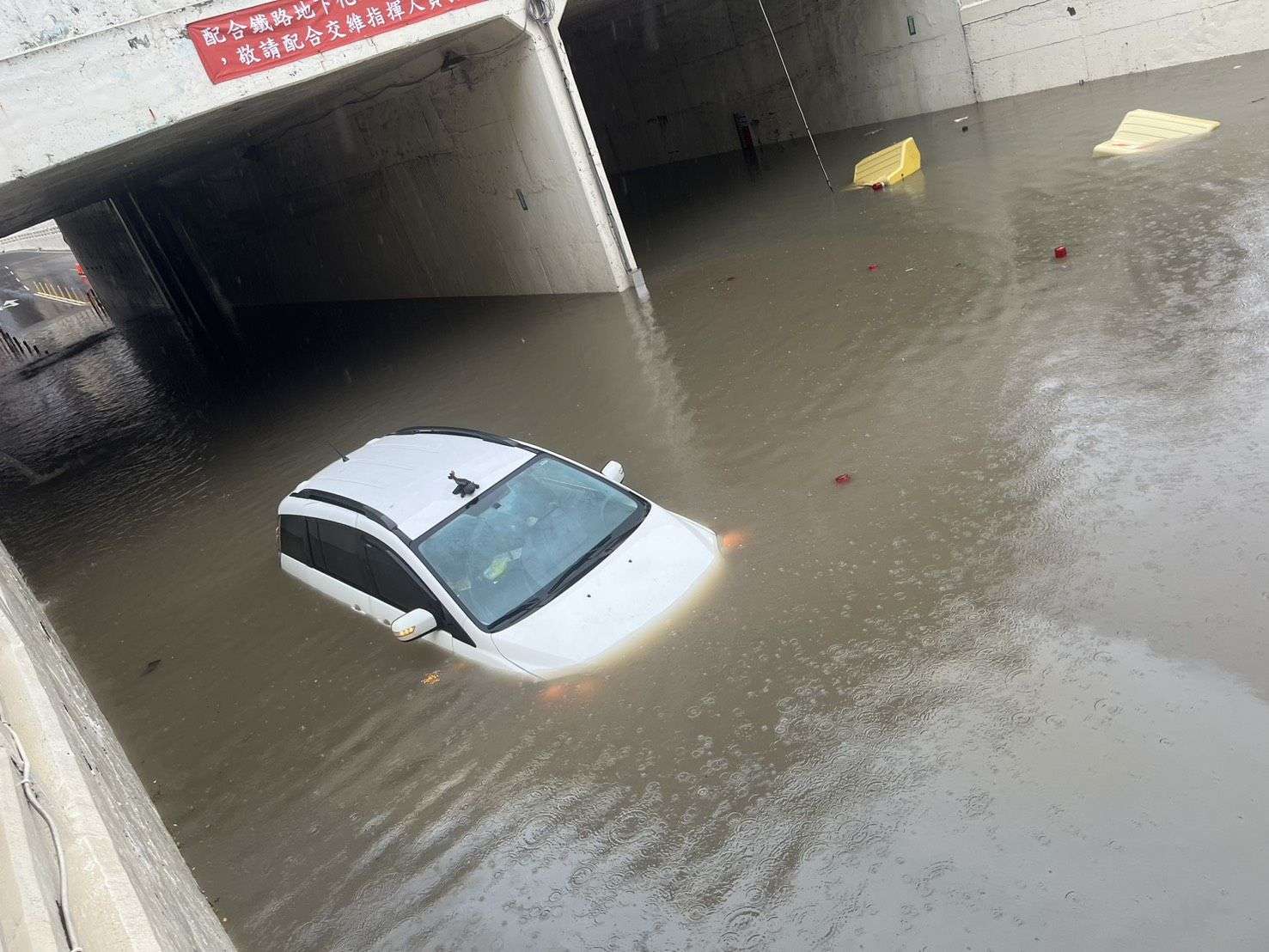 雨彈狂炸桃園!平鎮環南地下道積水封閉 汽車慘泡水拋錨 568564 0