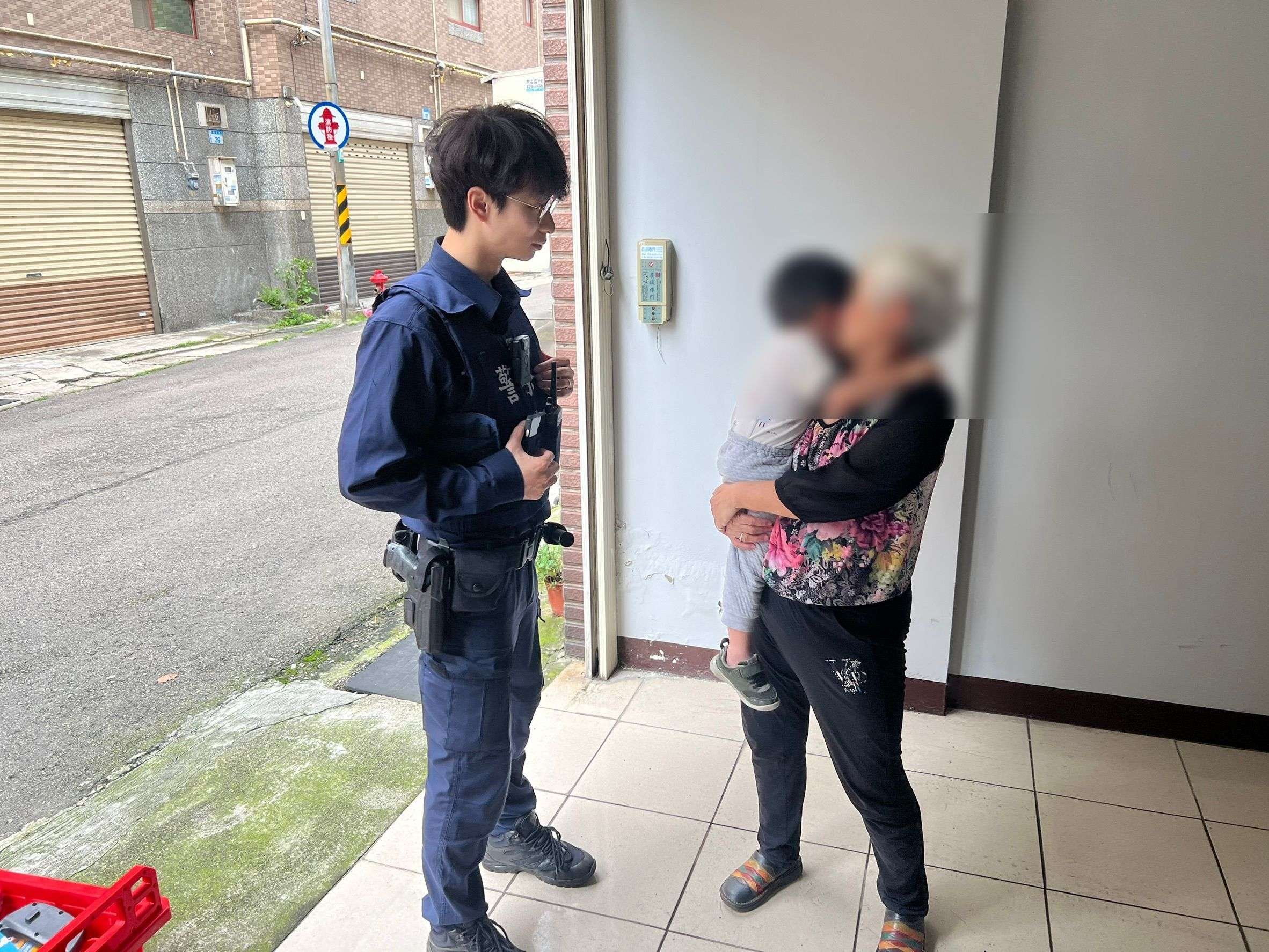 3歲男童獨自騎滑步車逛大街 平鎮警及時發現協助送回家 572793 0