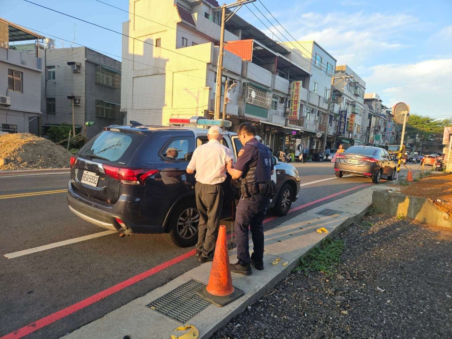 外出買飯體力不支癱路旁 平警及時伸援送翁返家 586670 0