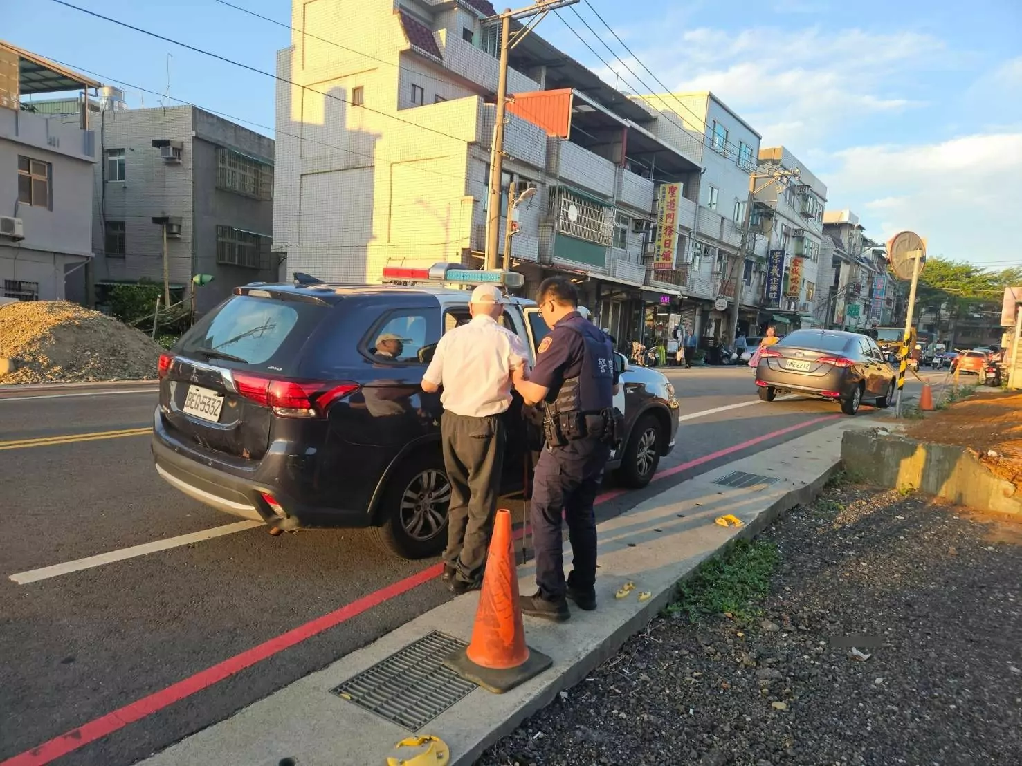 外出買飯體力不支癱路旁 平警及時伸援送翁返家 586670 0
