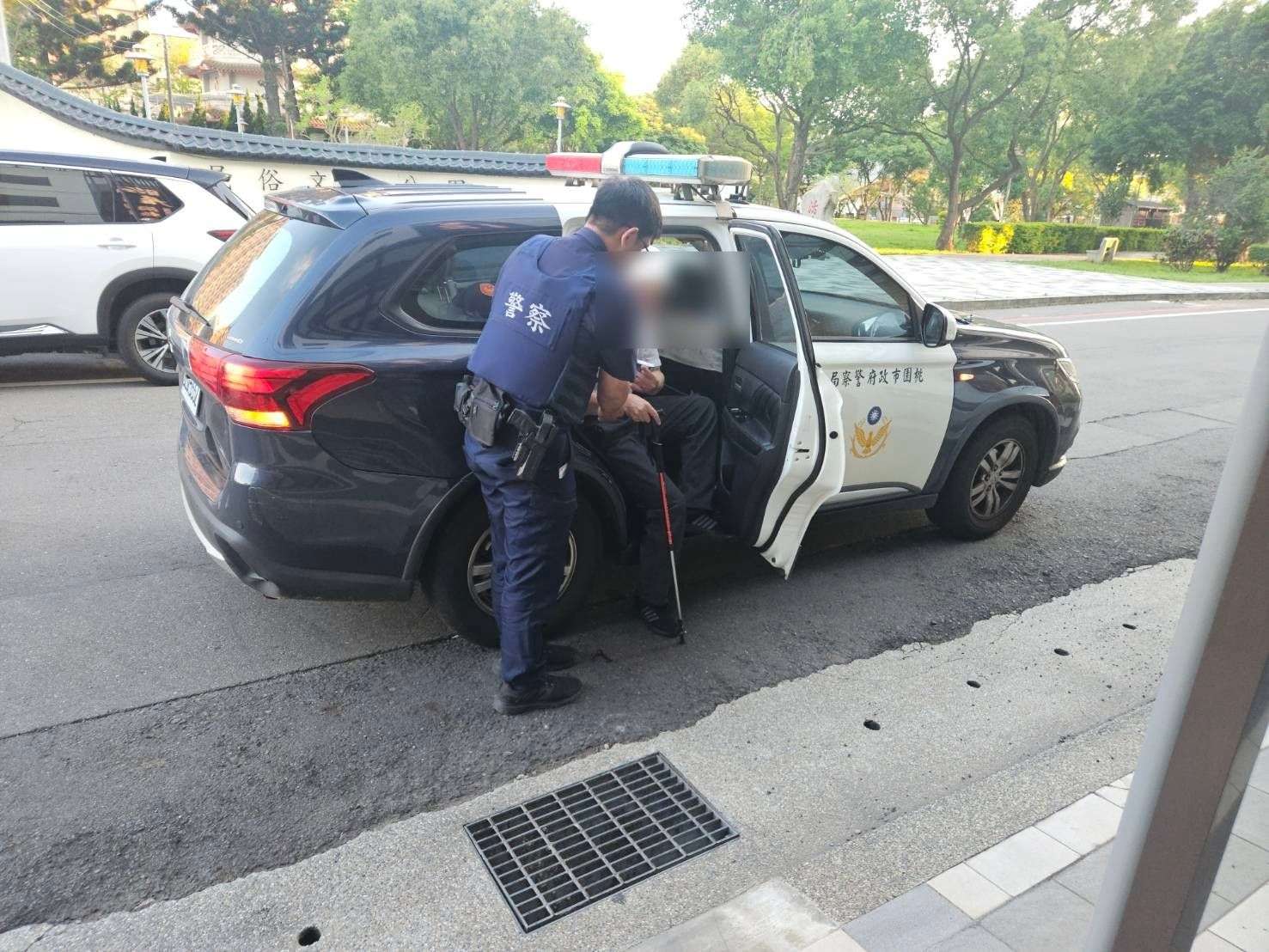 外出買飯體力不支癱路旁 平警及時伸援送翁返家 586671 0