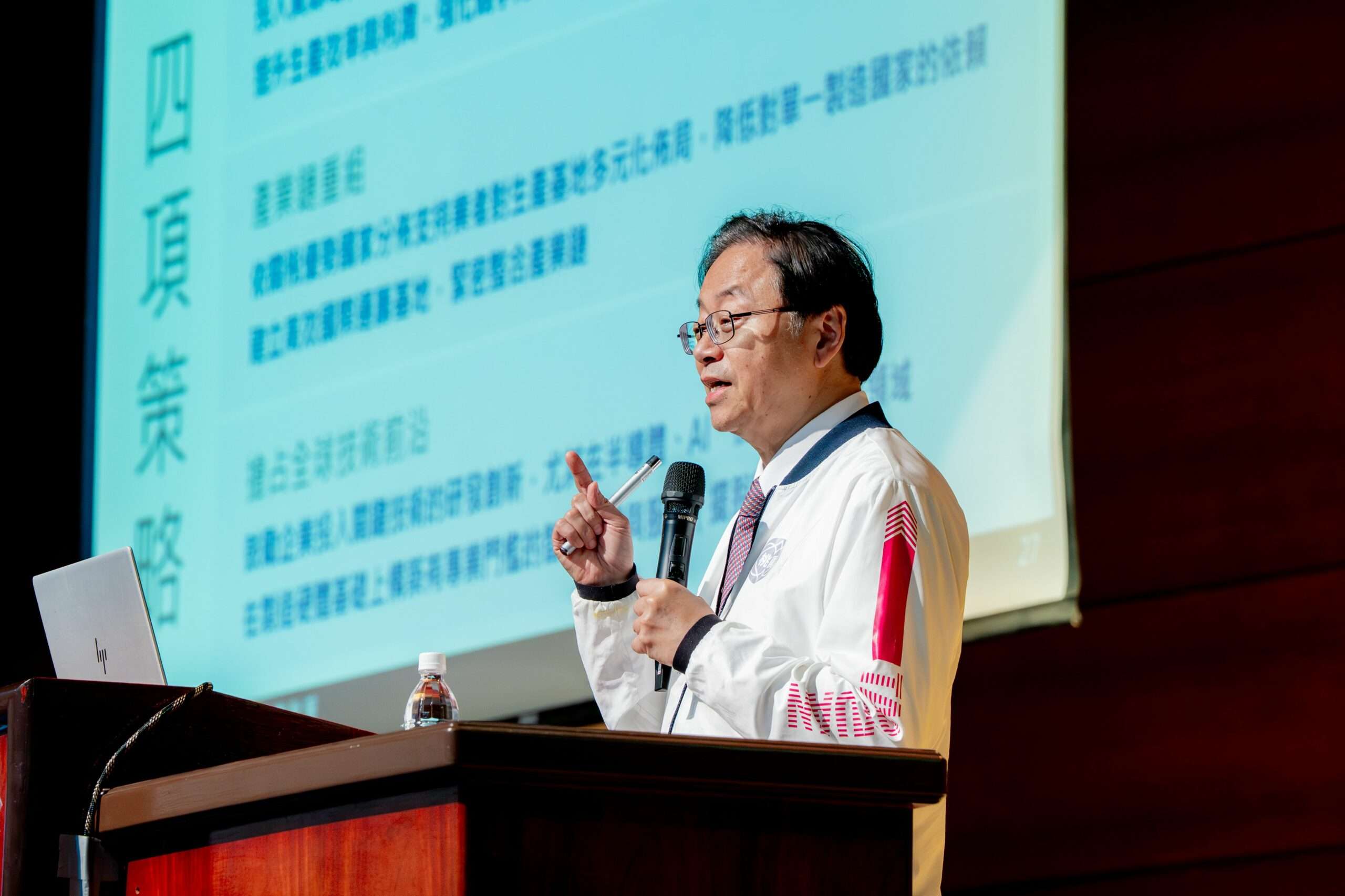 張善政走進校園談關稅風暴 籲台灣超前部署因應挑戰 58849e19 420e 4012 a0fd 44c45cff78e0 scaled
