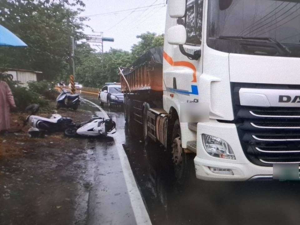【有片】上班遇死劫!男雨天騎車自摔 遭曳引車輾壓亡 590584 0