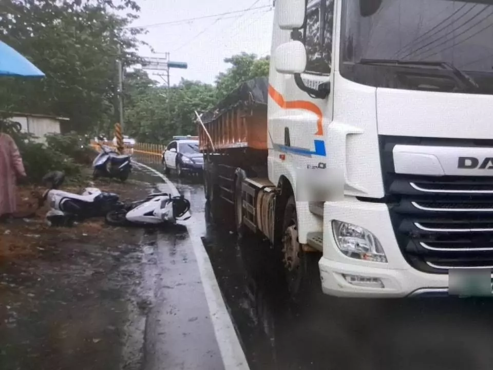 【有片】上班遇死劫!男雨天騎車自摔 遭曳引車輾壓亡 【有片】上班遇死劫!男雨天騎車自摔 遭曳引車輾壓亡
