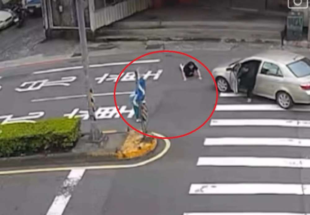 祖孫走斑馬線過馬路遭轉彎車撞倒 37歲駕駛慘了 656D
