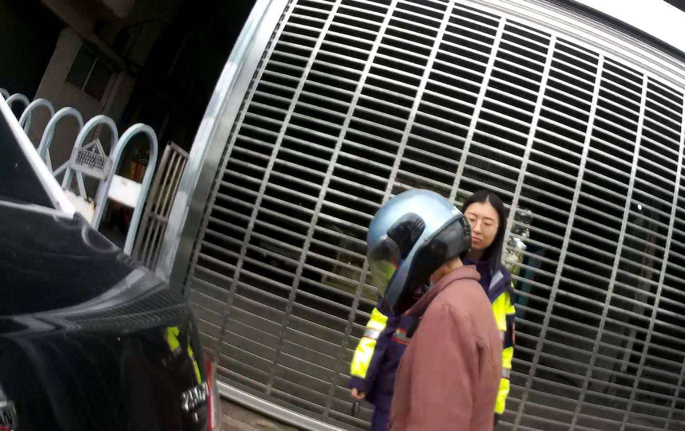 7旬老婦騎車跌倒受困 熱心民眾通報警助返家 770636 0