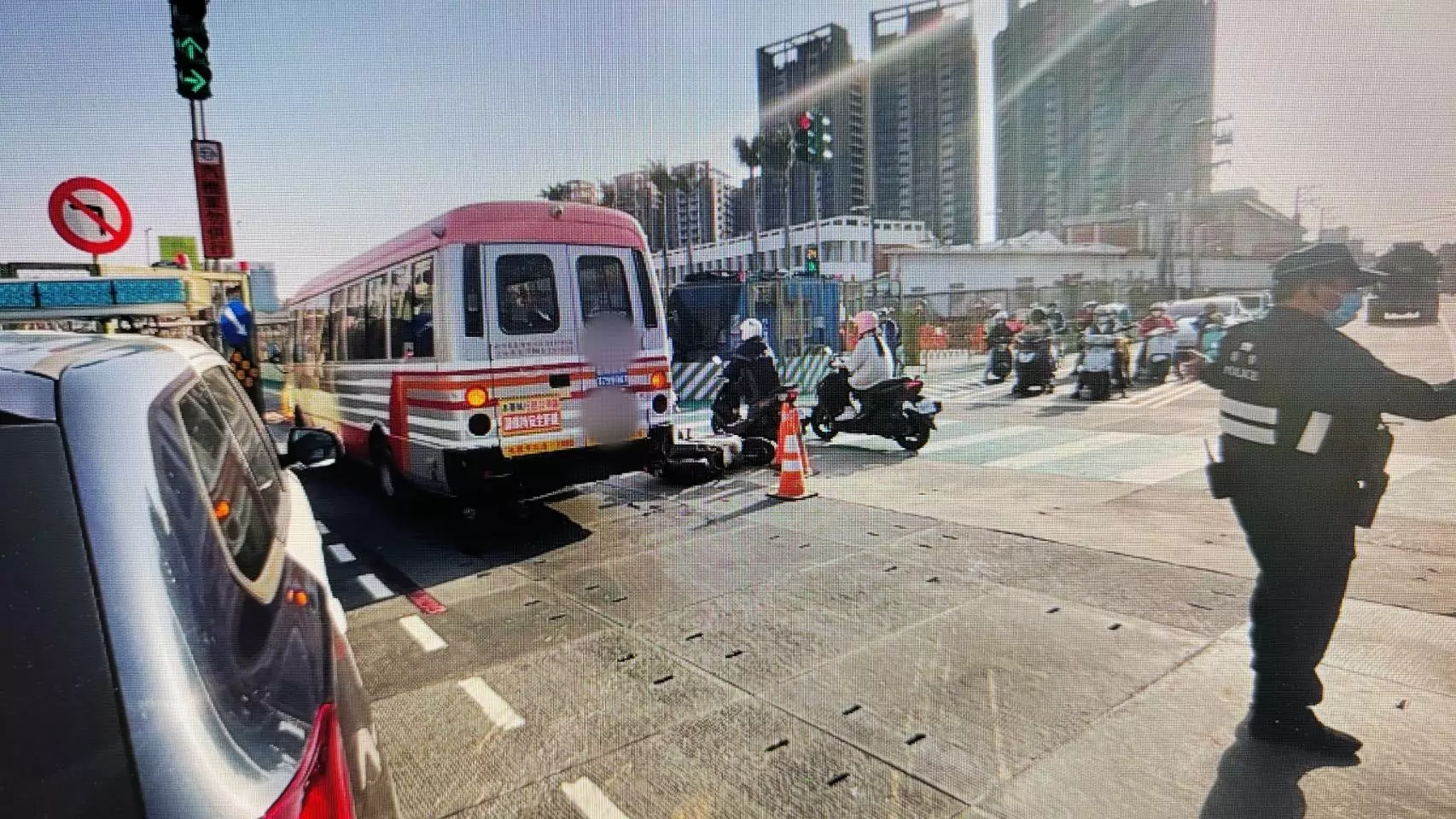 疑與大車並行驚險釀禍 八德7旬婦擦撞客運受傷送醫 775122 0