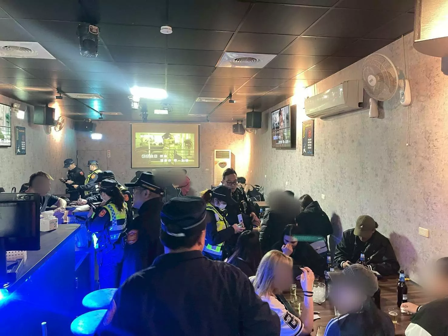 八德警雷霆除暴不打烊 出動42警力維護轄區安全 八德警雷霆除暴不打烊 出動42警力維護轄區安全