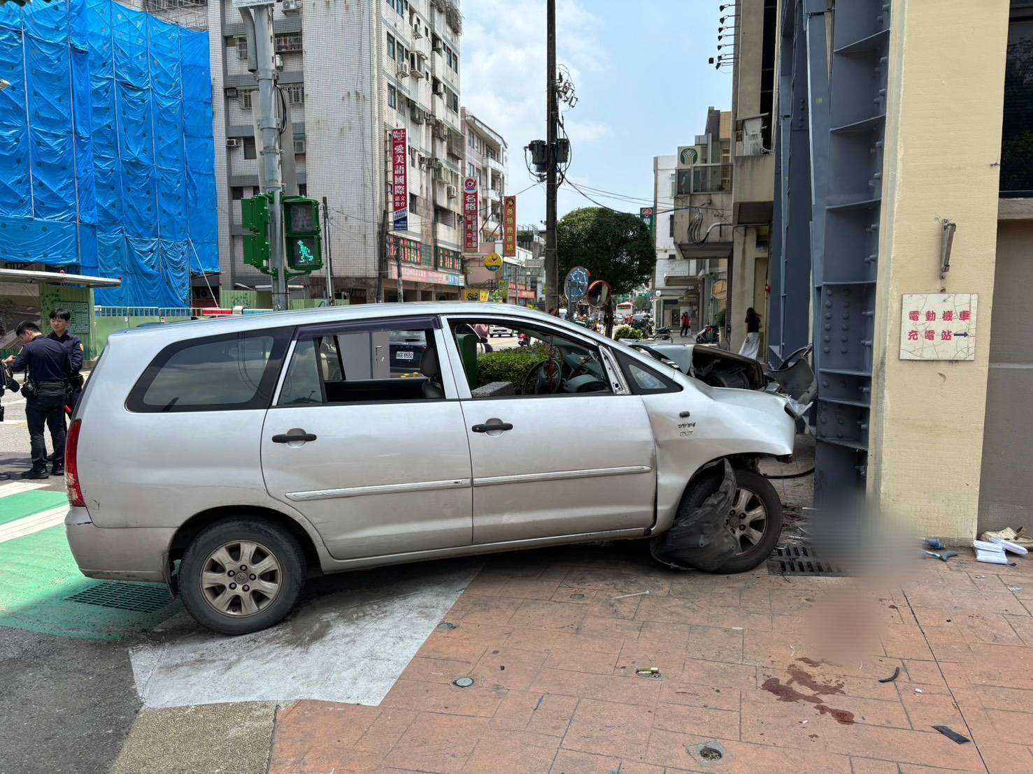 【有片】八德公所前車禍!轎車逆衝撞牆波及行人釀1死1傷 782555 0
