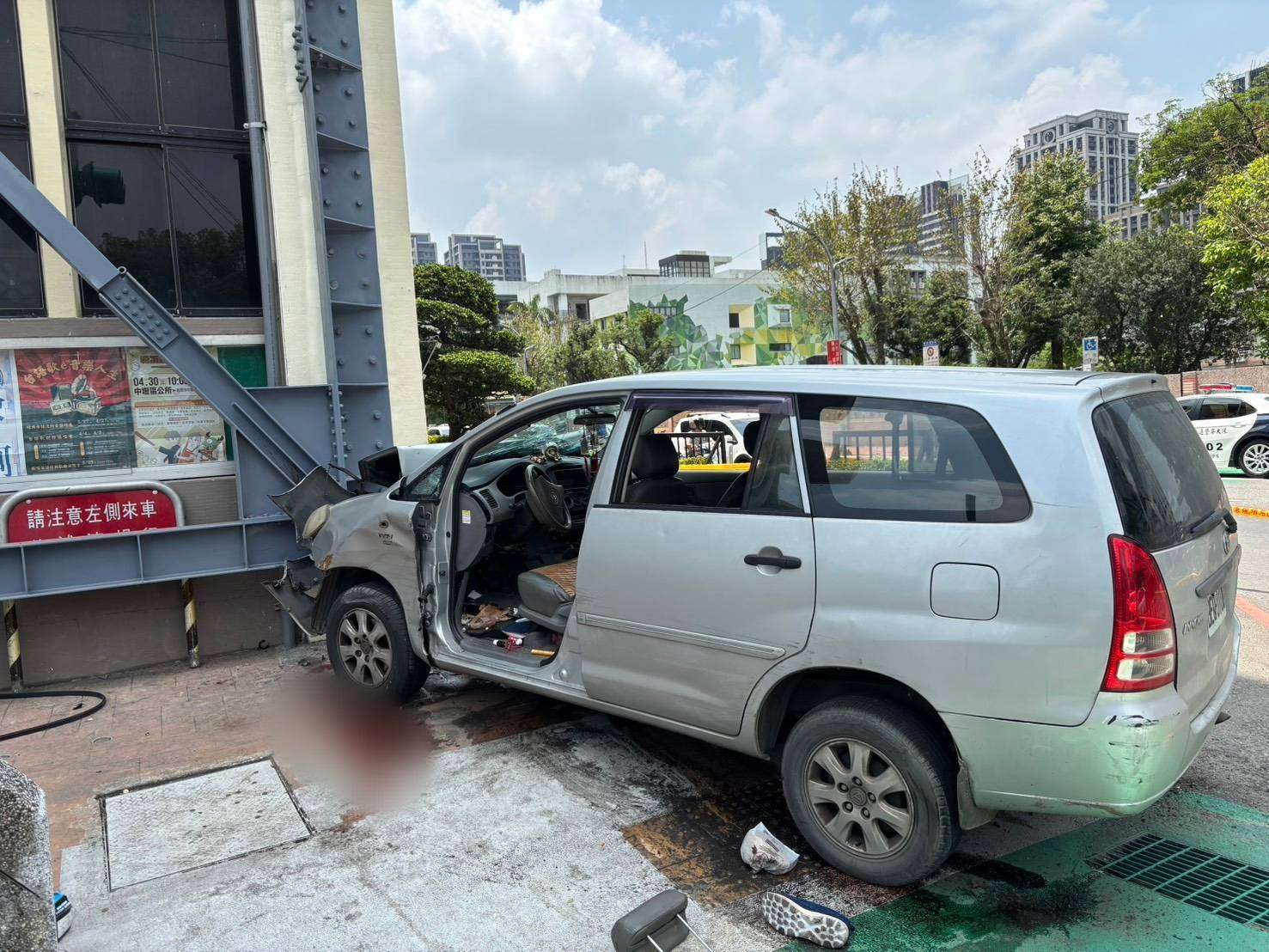 【有片】八德公所前車禍!轎車逆衝撞牆波及行人釀1死1傷 782556 0