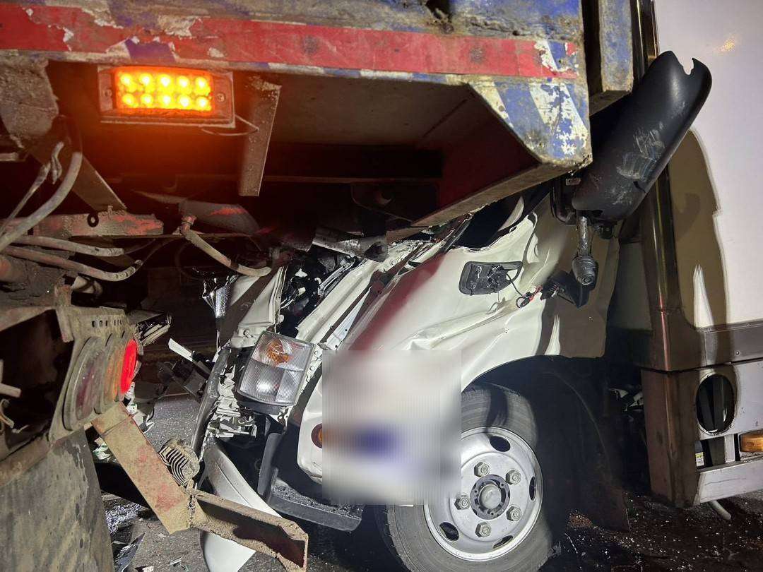 小貨車猛撞聯結車屁股 車頭慘況曝 836864
