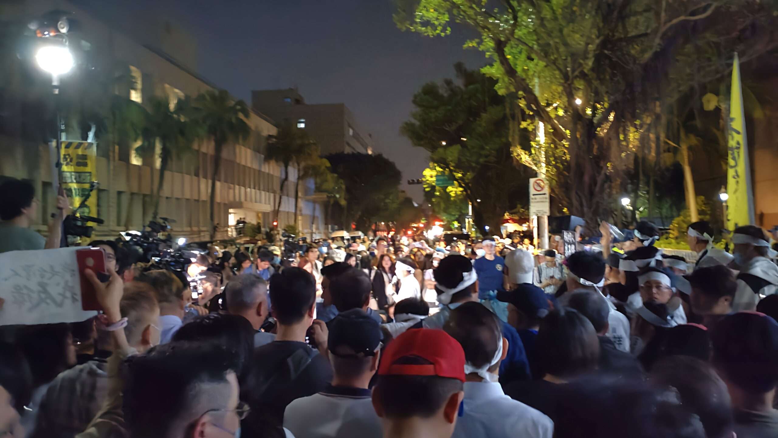 張善政北檢前抗議怒吼:台灣正面臨綠共內耗危機 IMG 20250417 214918 scaled