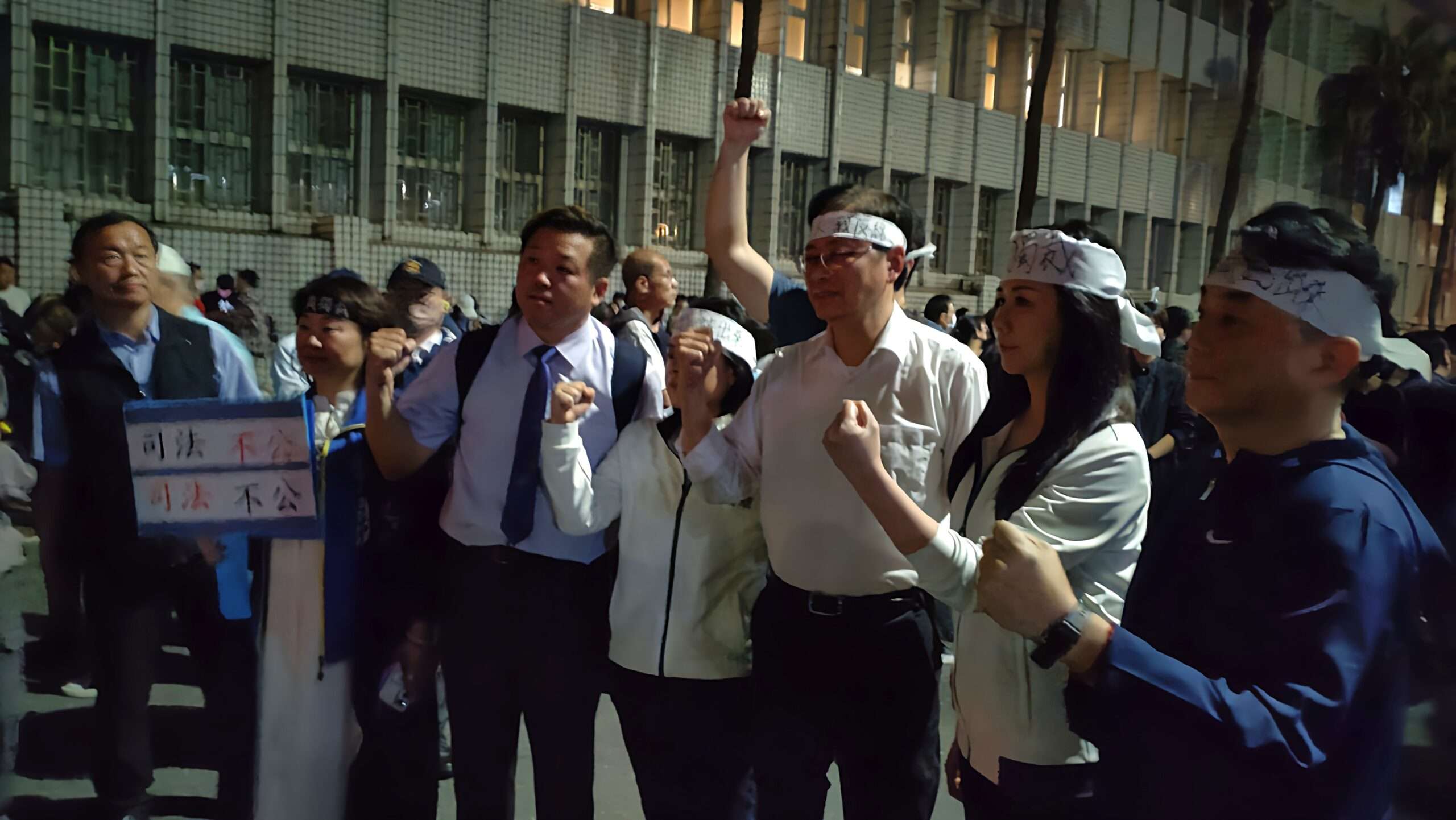 張善政北檢前抗議怒吼:台灣正面臨綠共內耗危機 IMG 20250417 214932 scaled