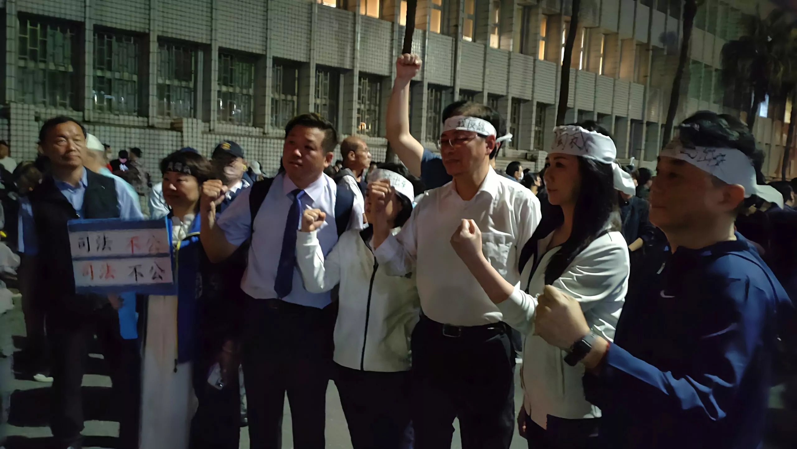 張善政北檢前抗議怒吼:台灣正面臨綠共內耗危機 張善政北檢前抗議怒吼:台灣正面臨綠共內耗危機