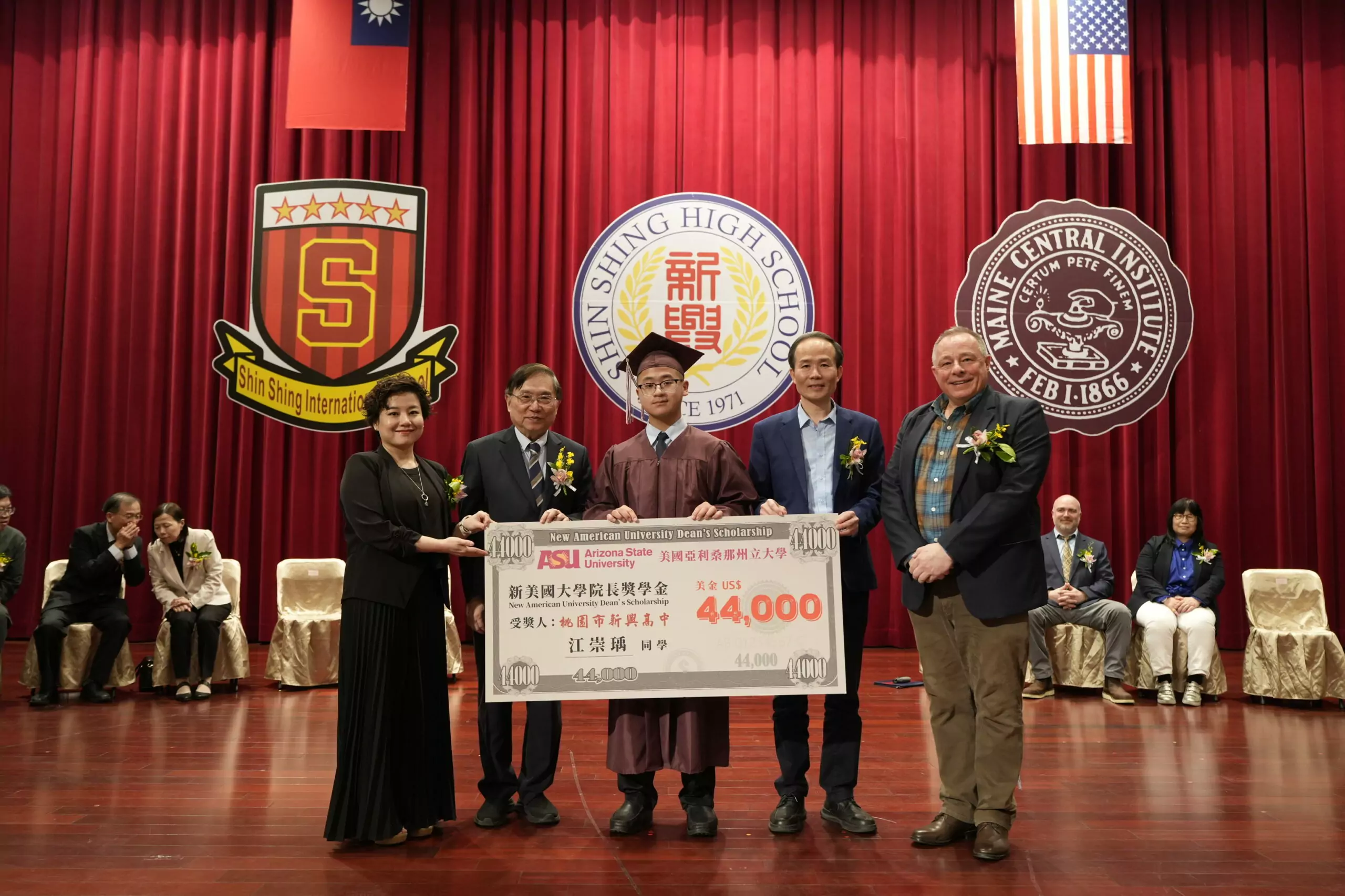新興高中舉辦首屆台美雙聯學制畢業典禮 美國MCI校長親頒證書 新興高中舉辦首屆台美雙聯學制畢業典禮 美國MCI校長親頒證書