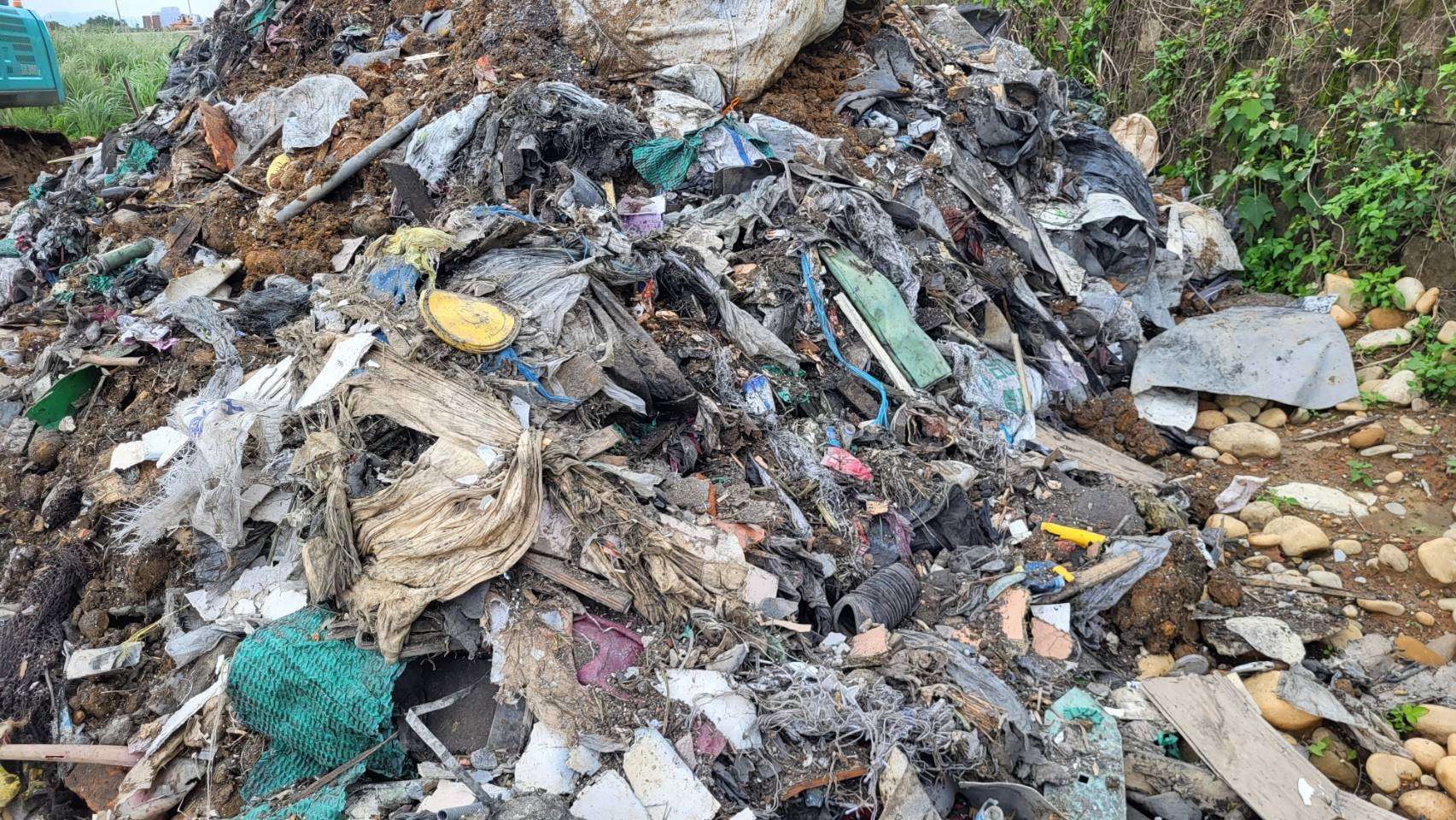 大溪區逾萬坪土地遭亂倒有害廢棄物 桃檢起訴3人 S 121167894