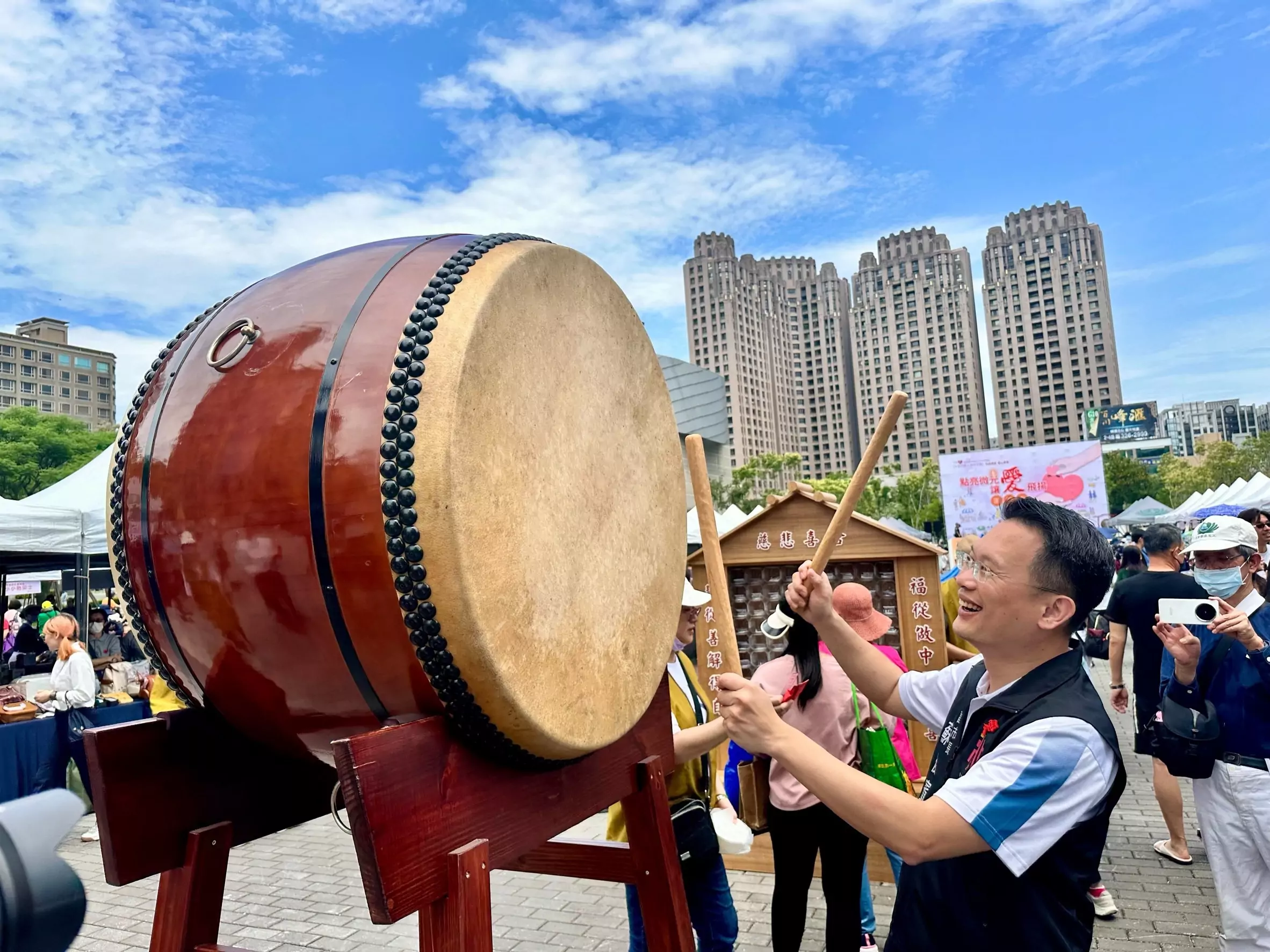 「點亮微光讓愛飛揚園遊會」登場 蘇俊賓肯定慈濟展現關懷精神 「點亮微光讓愛飛揚園遊會」登場 蘇俊賓肯定慈濟展現關懷精神