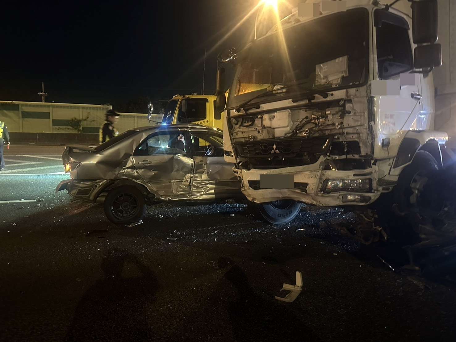 國1中壢段5車連環撞 自小客被撞凹3人送醫 S 12828736 0