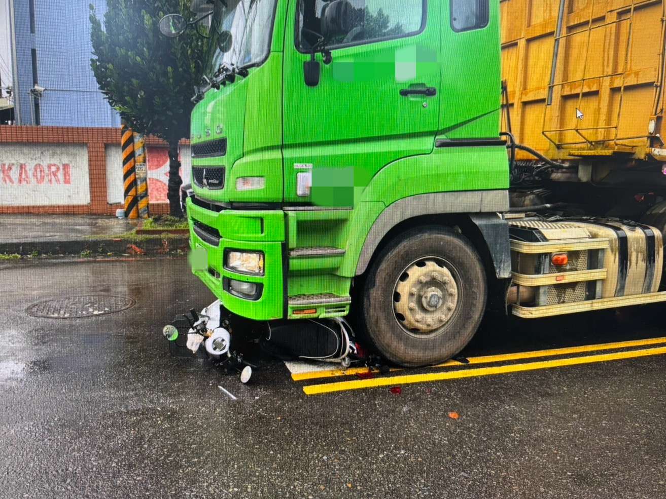 【有片】擠不進待轉區!他「改停這」慘遭曳引車撞倒 驚險畫面曝