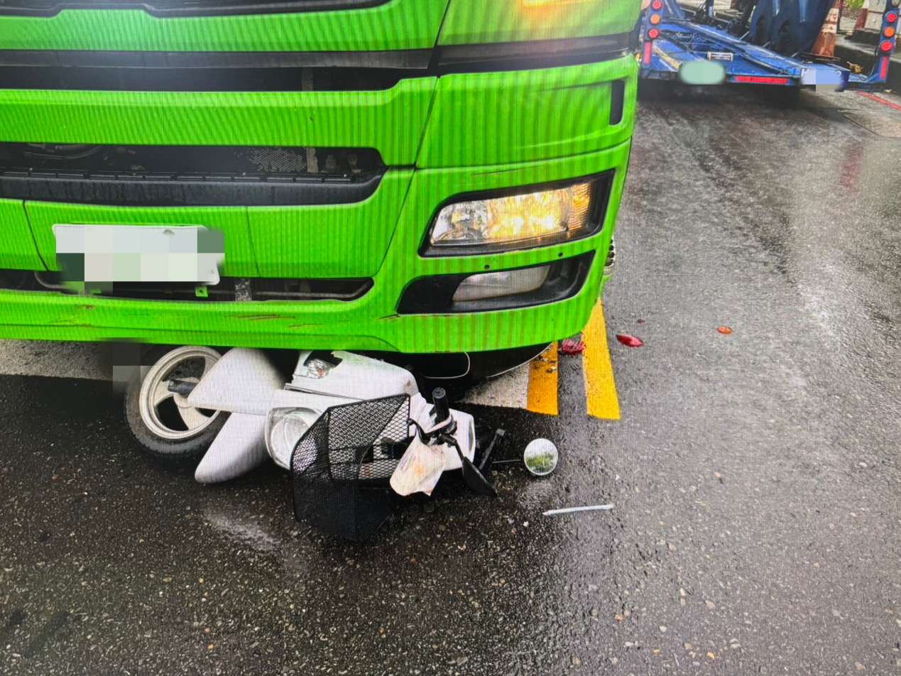 【有片】擠不進待轉區!他「改停這」慘遭曳引車撞倒 驚險畫面曝 S 12853366 0