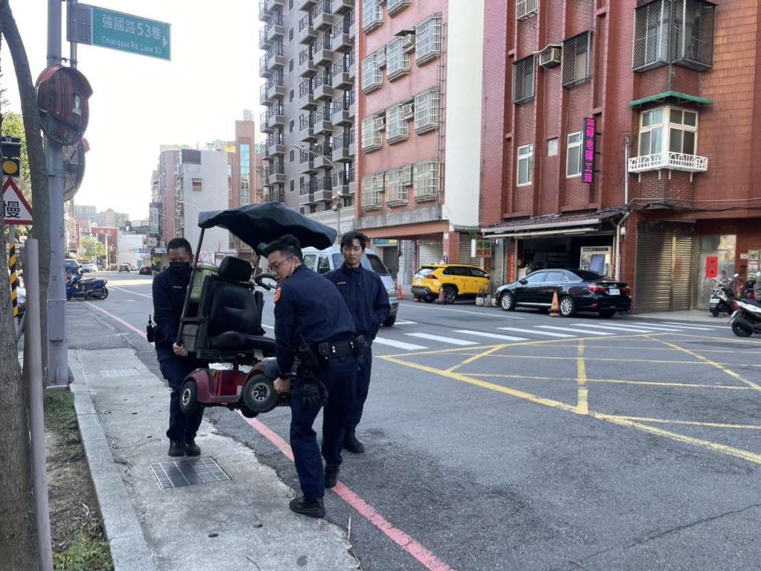 9旬老翁電動車沒電受困公園 中壢警協助搬車充電助返家 S 12869649 0
