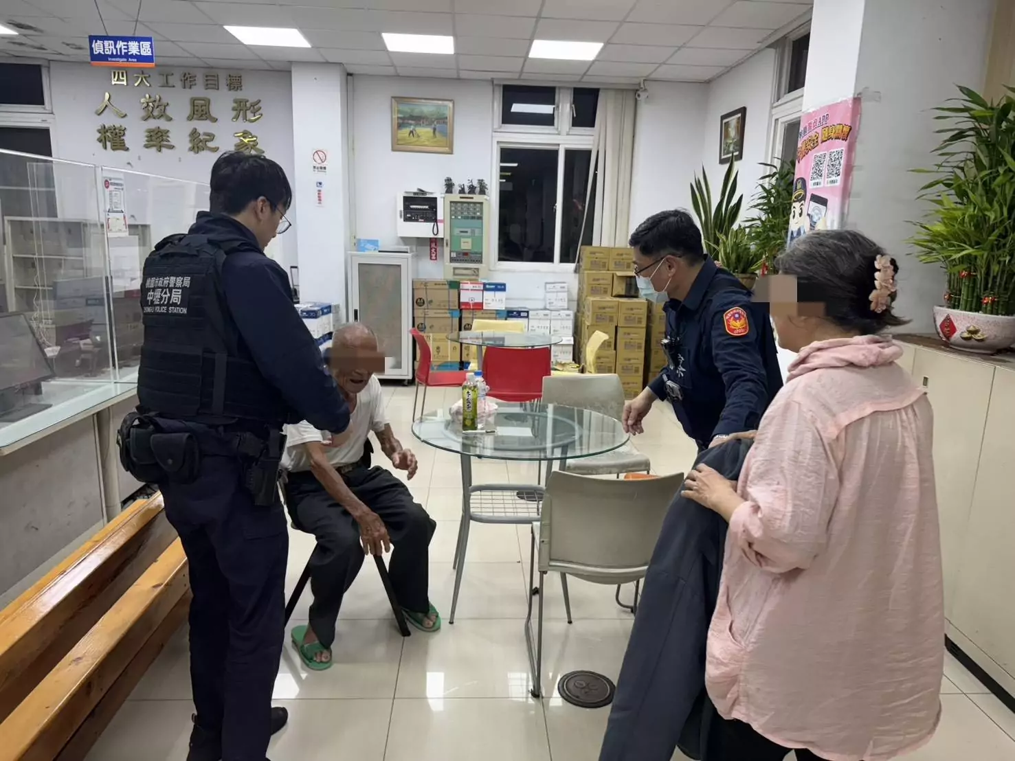 9旬翁路上獨自徘徊 熱心店家向壢警求助 S 12877830 0